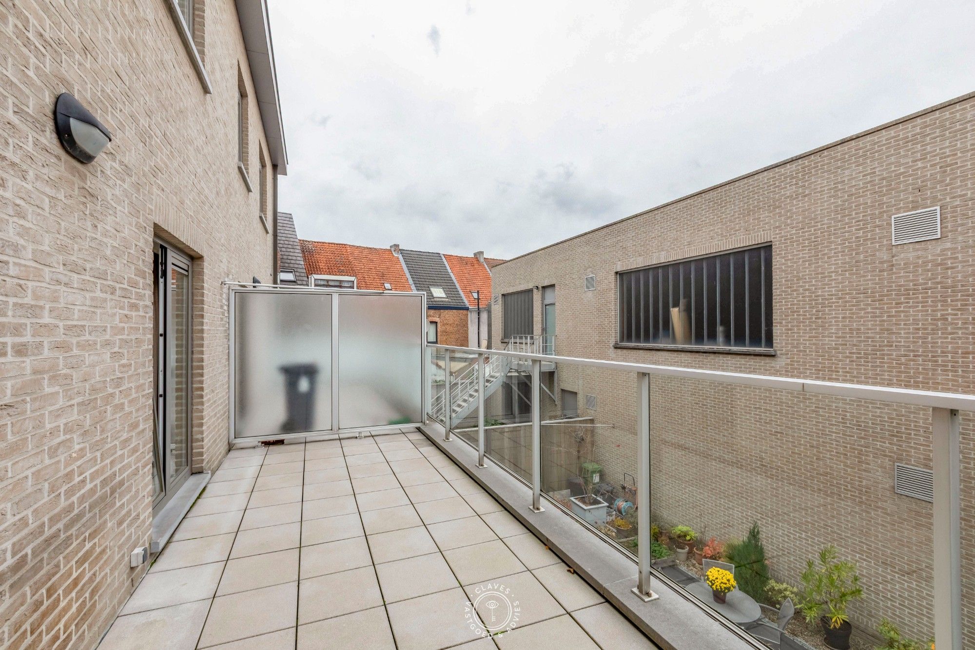 Centraal gelegen appartement met twee terrassen en autostaanplaats foto 11