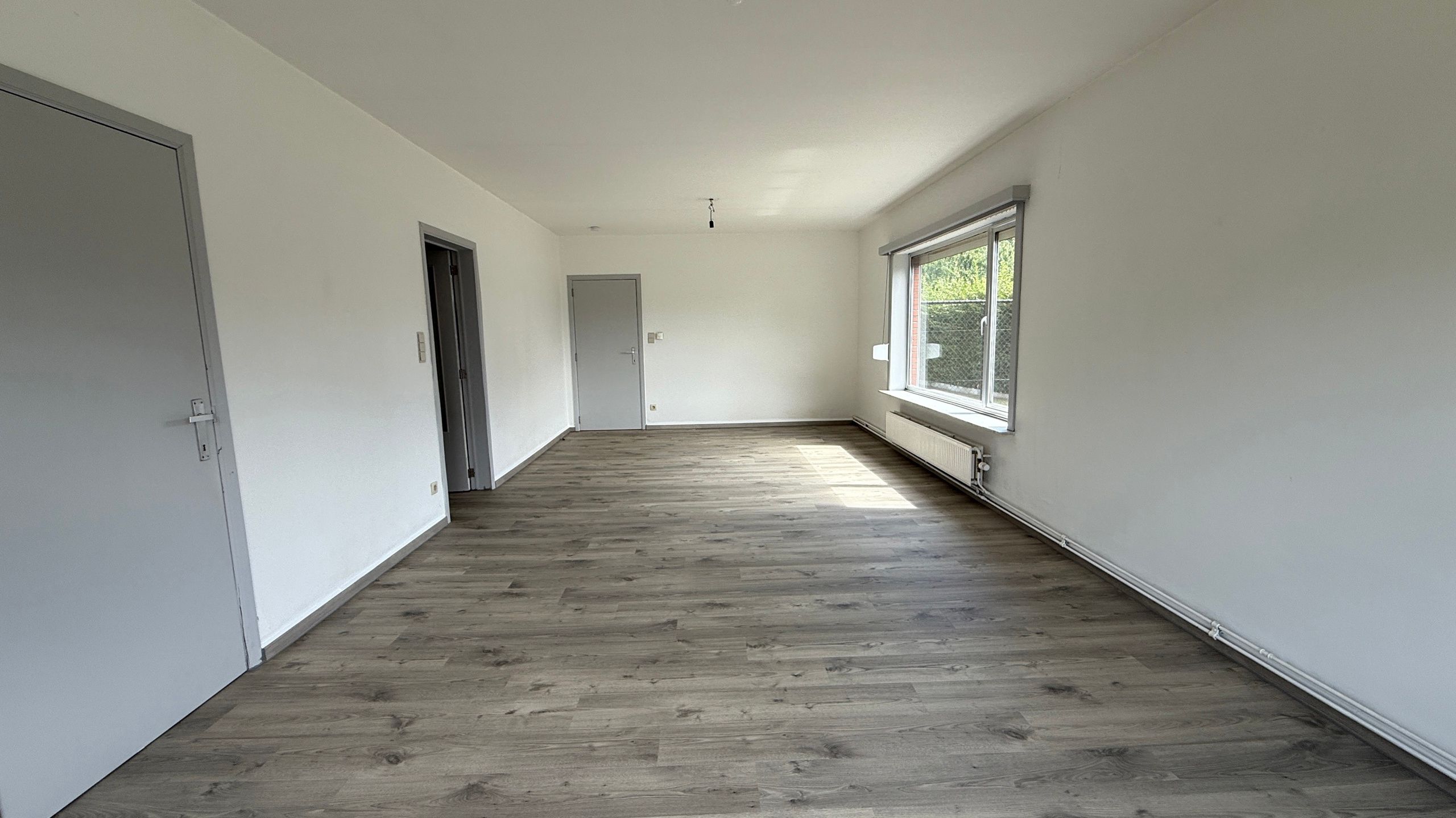 Laagbouwwoning in rustige straat foto 3