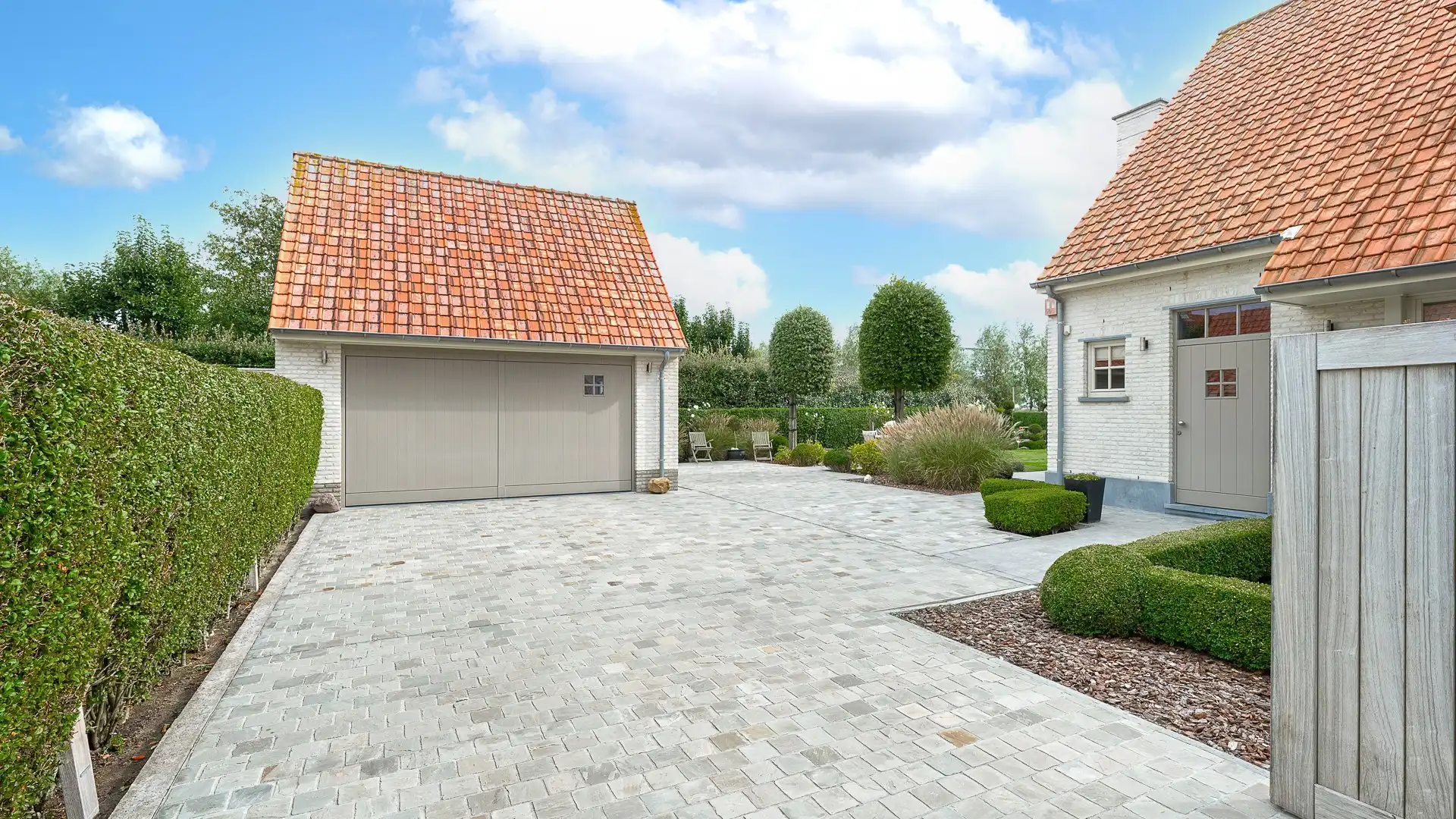 Mooie recente woning rustig gelegen in Knokke, op enkele passen van Duinenwater, de zee en het centrum. foto {{pictureIndex}}