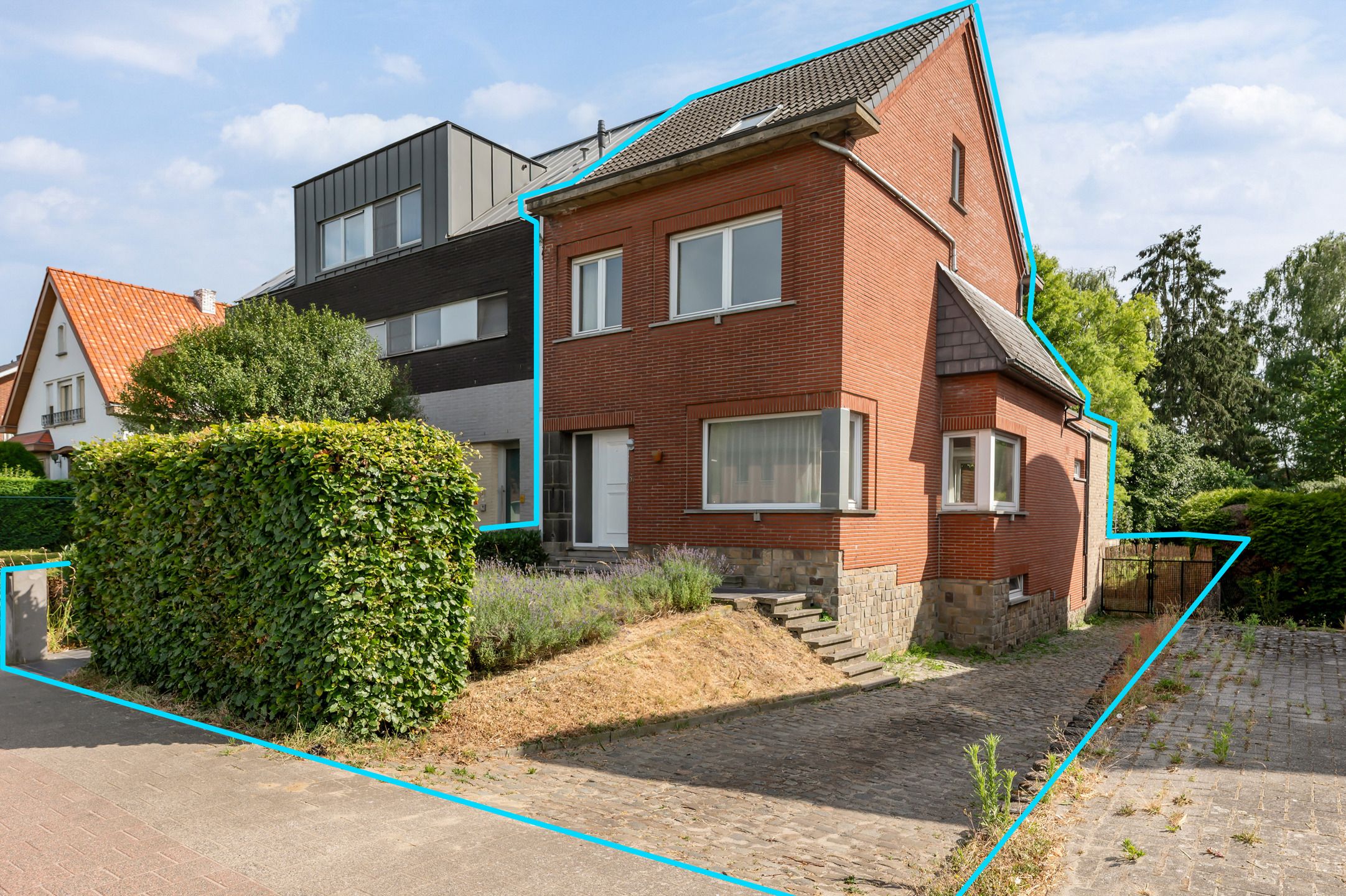 Lichtrijke woning met 4 slk’s, volledig onderkelderd en ZW-tuin op 575 m². foto {{pictureIndex}}