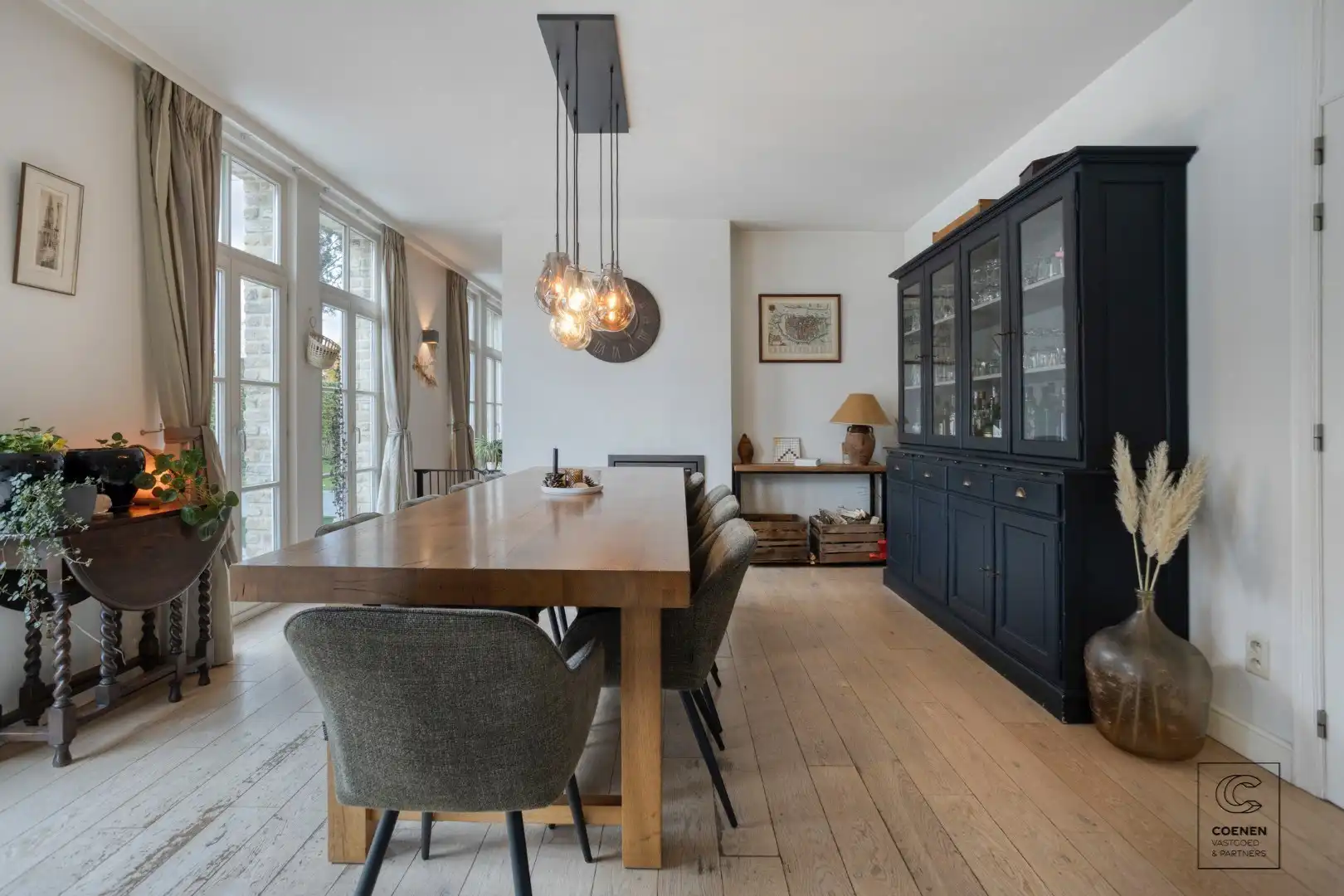 Prachtige woning met een bew. opp. van 302 m², 6 slpk, 3 bk en prachtige tuin met zwembad  foto 4