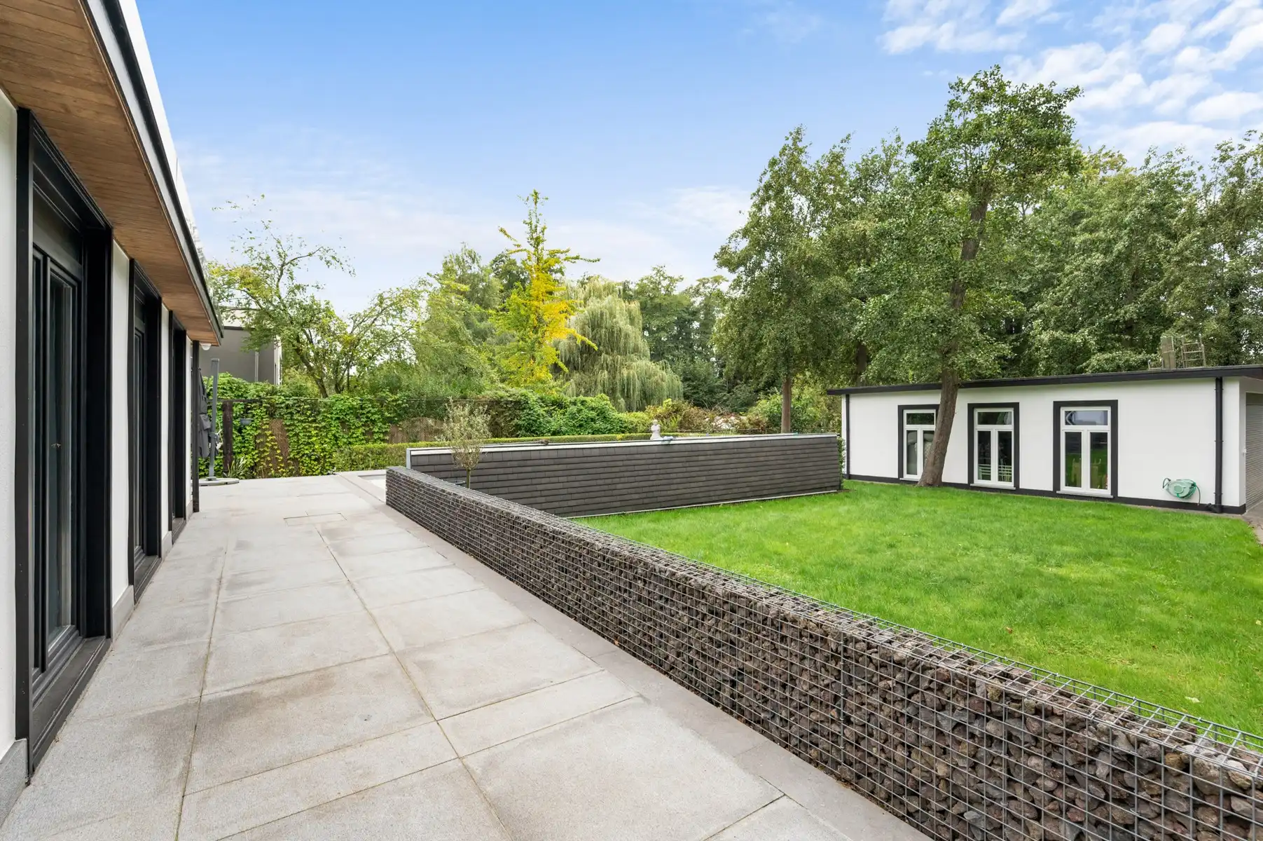 Lichtrijke laagbouwwoning met zwembad en werkplaats foto 5