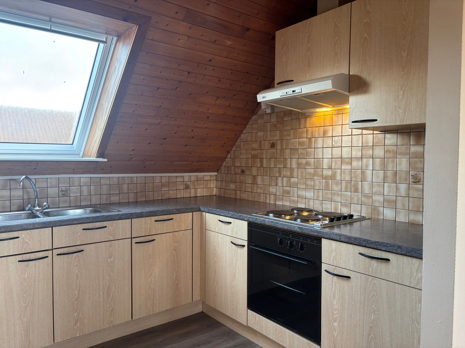 Ruim en lichtrijk dakappartement te huur in hartje Deinze foto 6