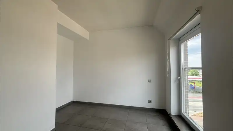 Instapklaar 2-slaapkamerappartement met TERRAS en AUTOSTANDPLAATS te huur in Torhout foto 7