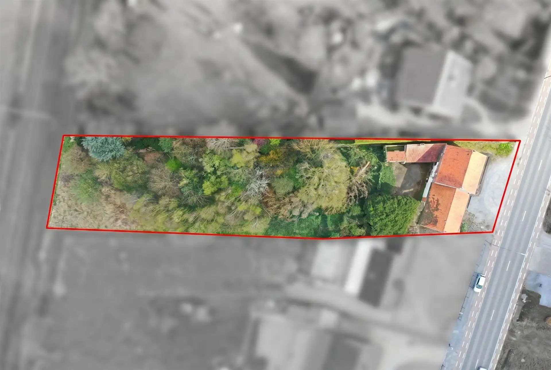 Handelspand met woonst op zeer gunstige locatie te Diepenbeek foto {{pictureIndex}}