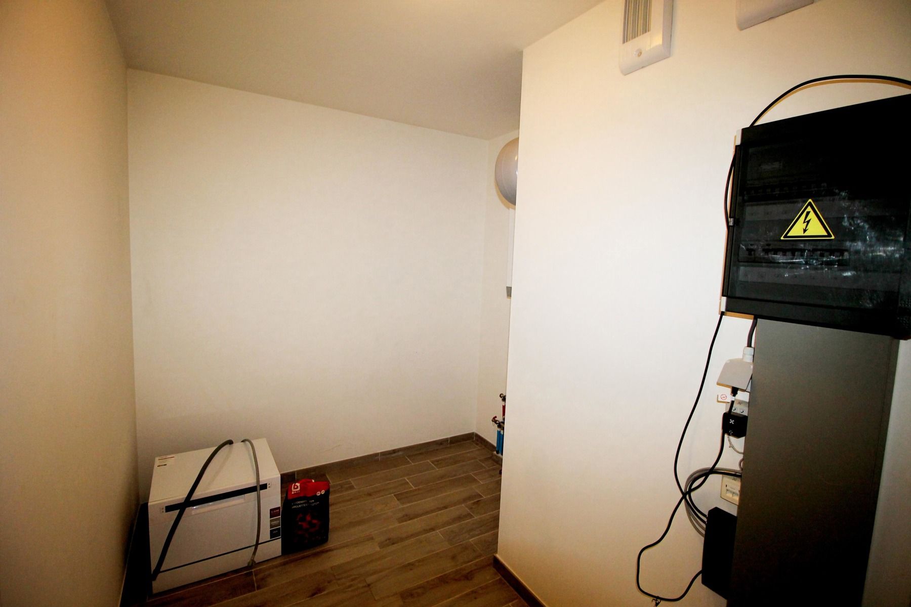 Een appartement op de eerste verdieping rechts met 2 slaapkamers, lift, terras en carport foto 13