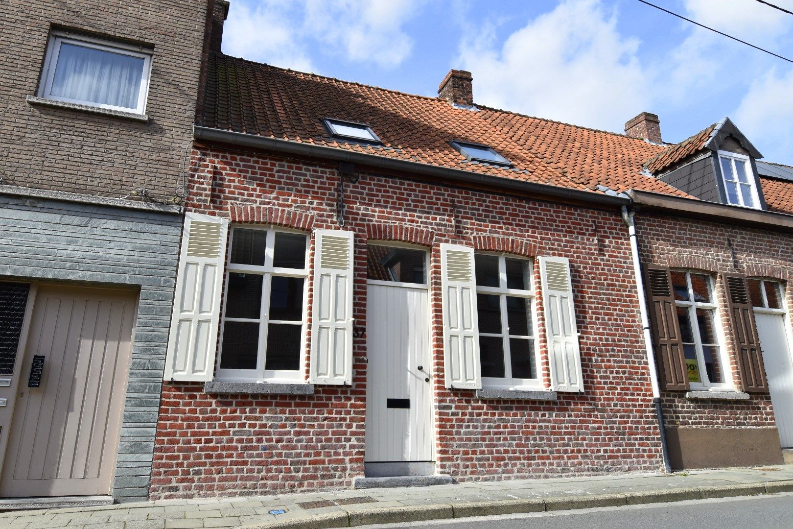 Volledig vernieuwde rijwoning met 3 slaapkamers te Bissegem foto 1