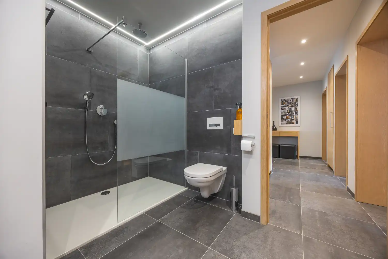 Gerenoveerd 2-slaapkamer appartement met inpandige garage in hartje Oostende foto 22