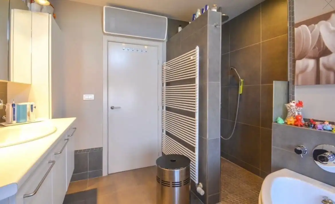 Ruim karaktervol huis van ca. 262 m² te Izegem. foto 11