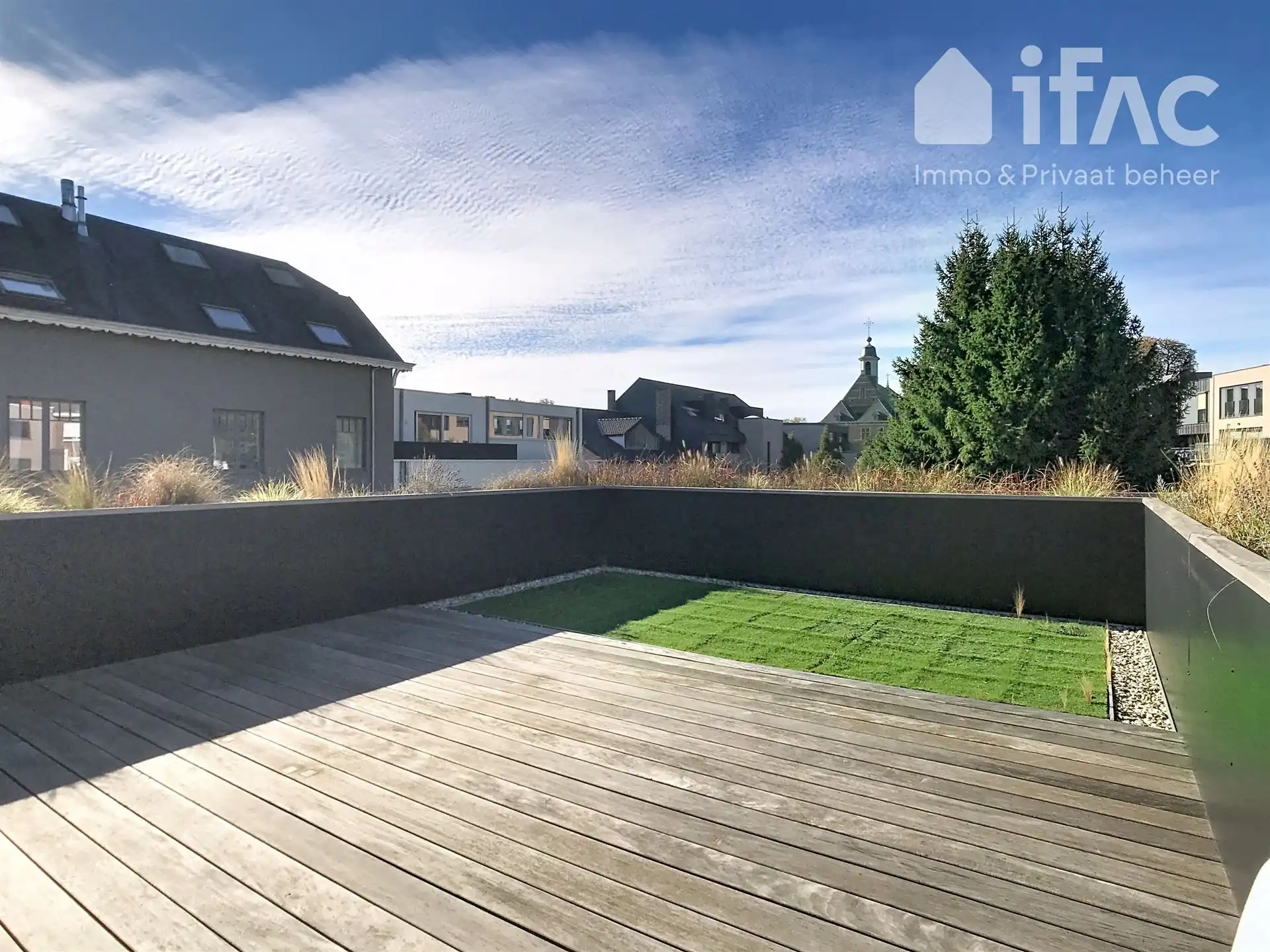 Appartement met 2 slaapkamers, ruim terras en parking foto 8