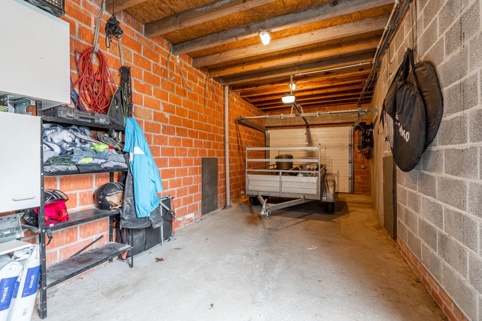 Instapklare woning met zonnepanelen en uitweg via achterliggende ruime garage! foto 13