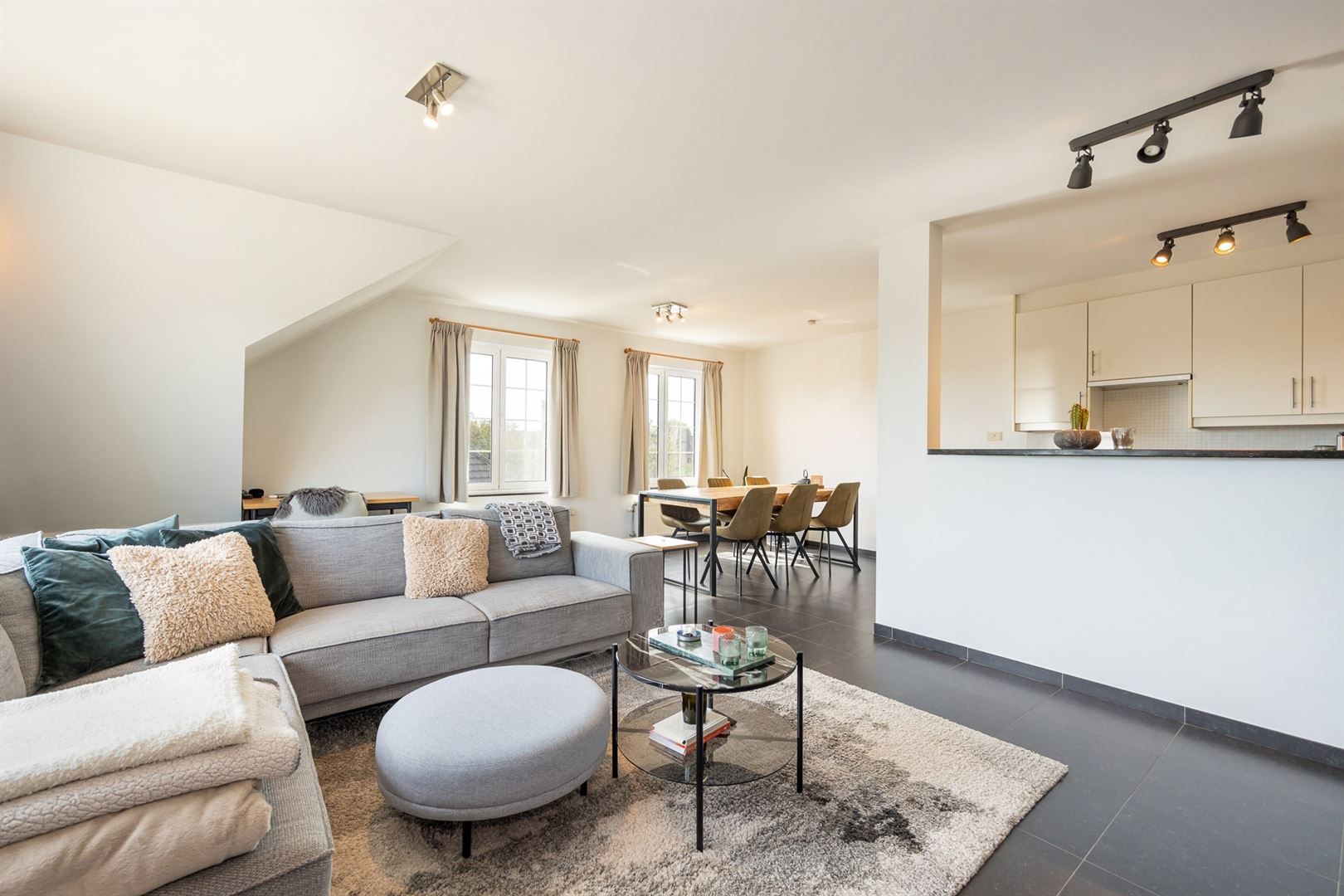 Lichtrijk penthouse met terras, zolder en dubbele garagebox. foto 3