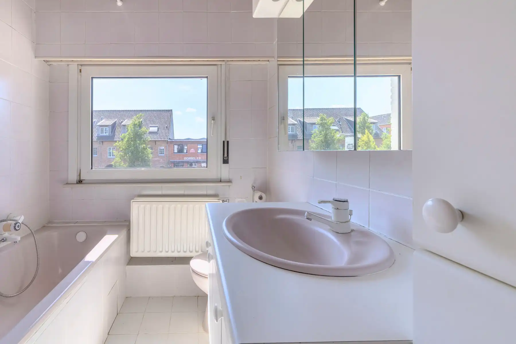 Ruime woning met 4 slpk, 2 bdk, garage en tuin!  foto 24