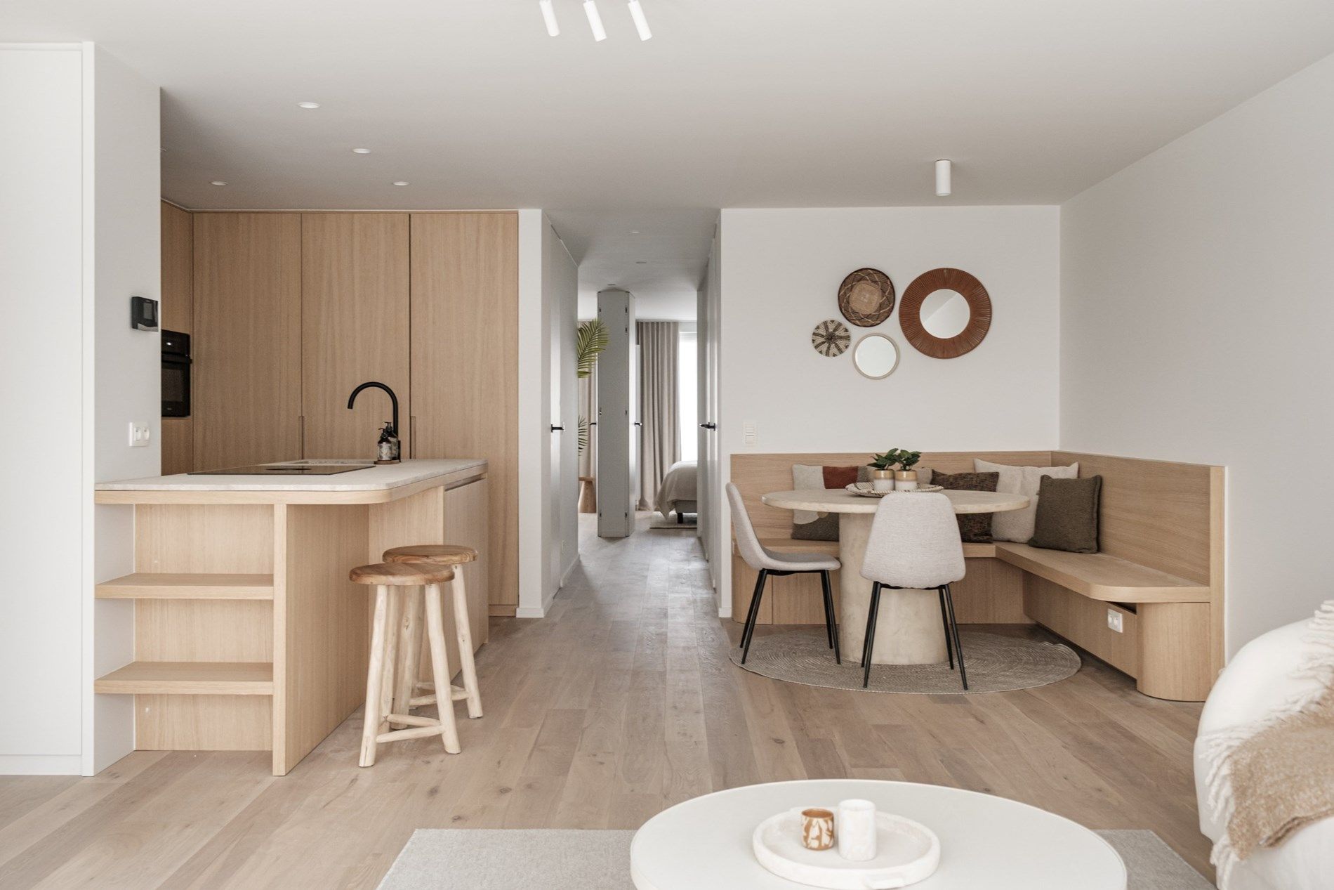 Prachtig en stijl gerenoveerd 3-slaapkamer appartement dat gelegen is naast de Lippenslaan, vlakbij de Zeedijk en alle commerciële voorzieningen in het centrum  foto 3