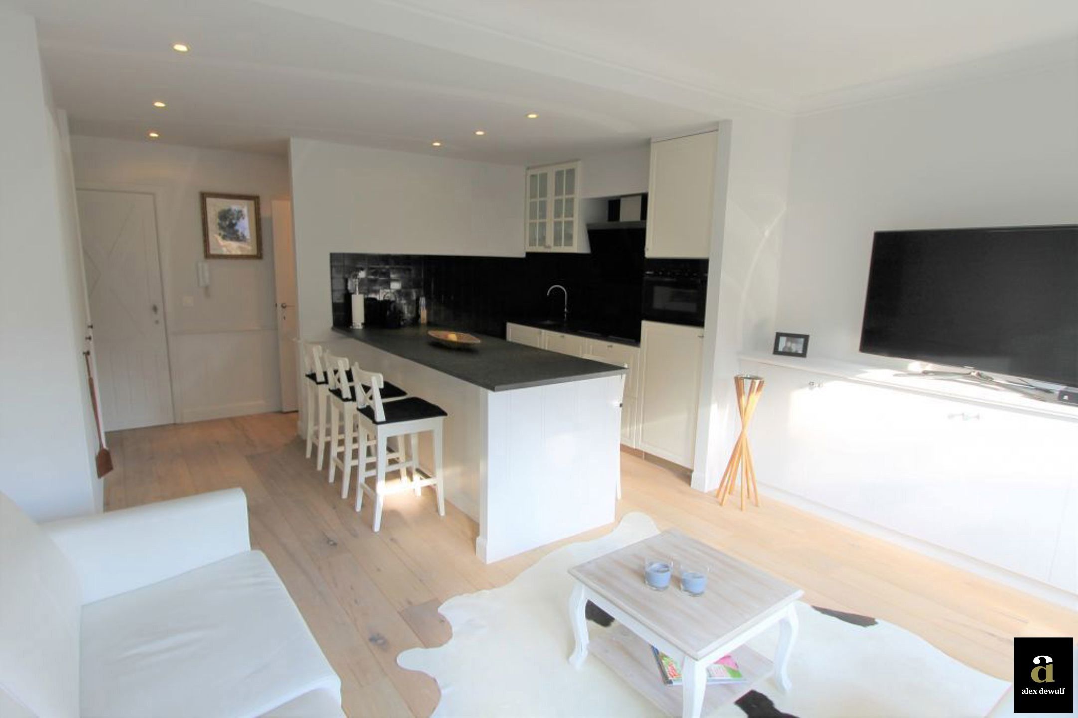 Moderne gemeubelde studio met terras vlakbij het strand foto 11