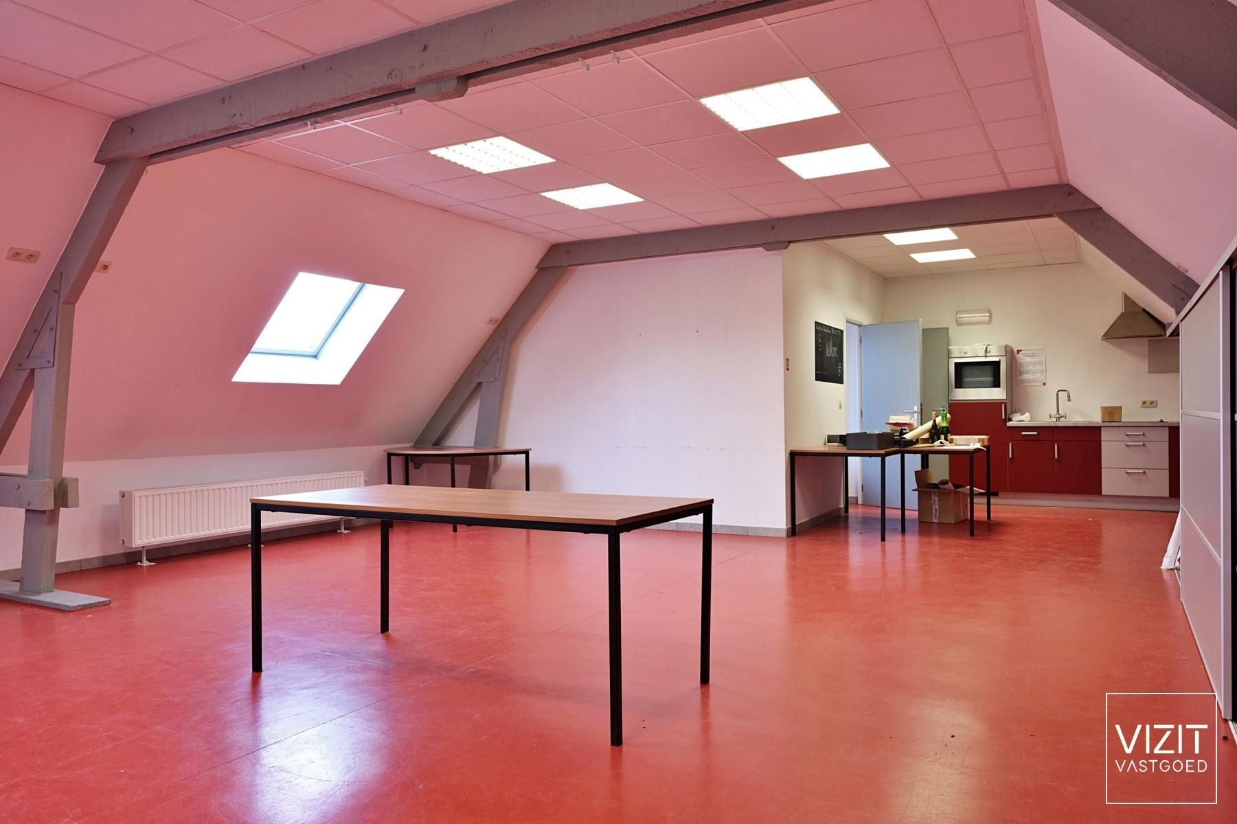 Gebouw met loods/magazijn foto 3