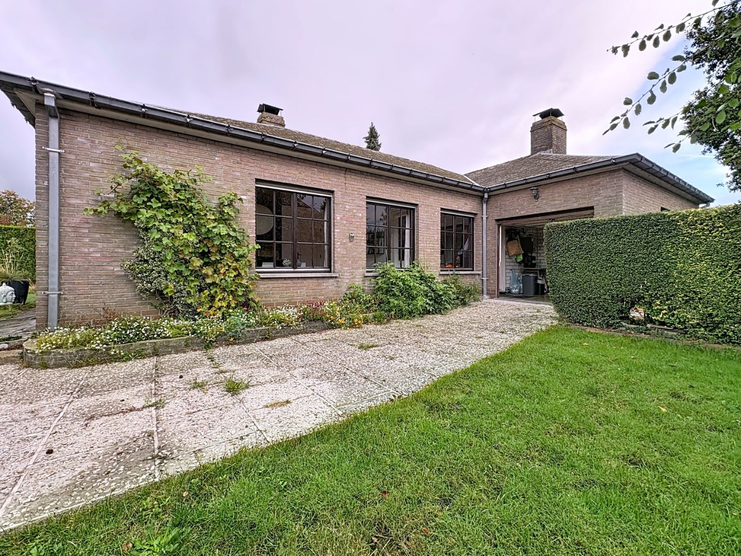 Mooie gelijkvloerse te renoveren villa in rustige, doodlopende straat in Gistel. foto 3