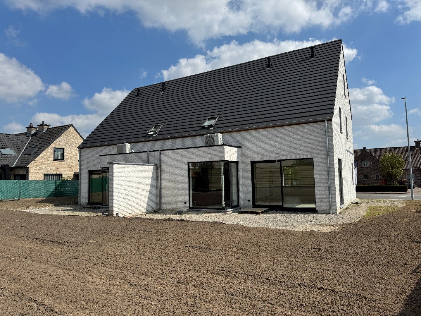 Nieuwbouwwoning met 3 slaapkamers vlakbij centrum Meulebeke foto {{pictureIndex}}