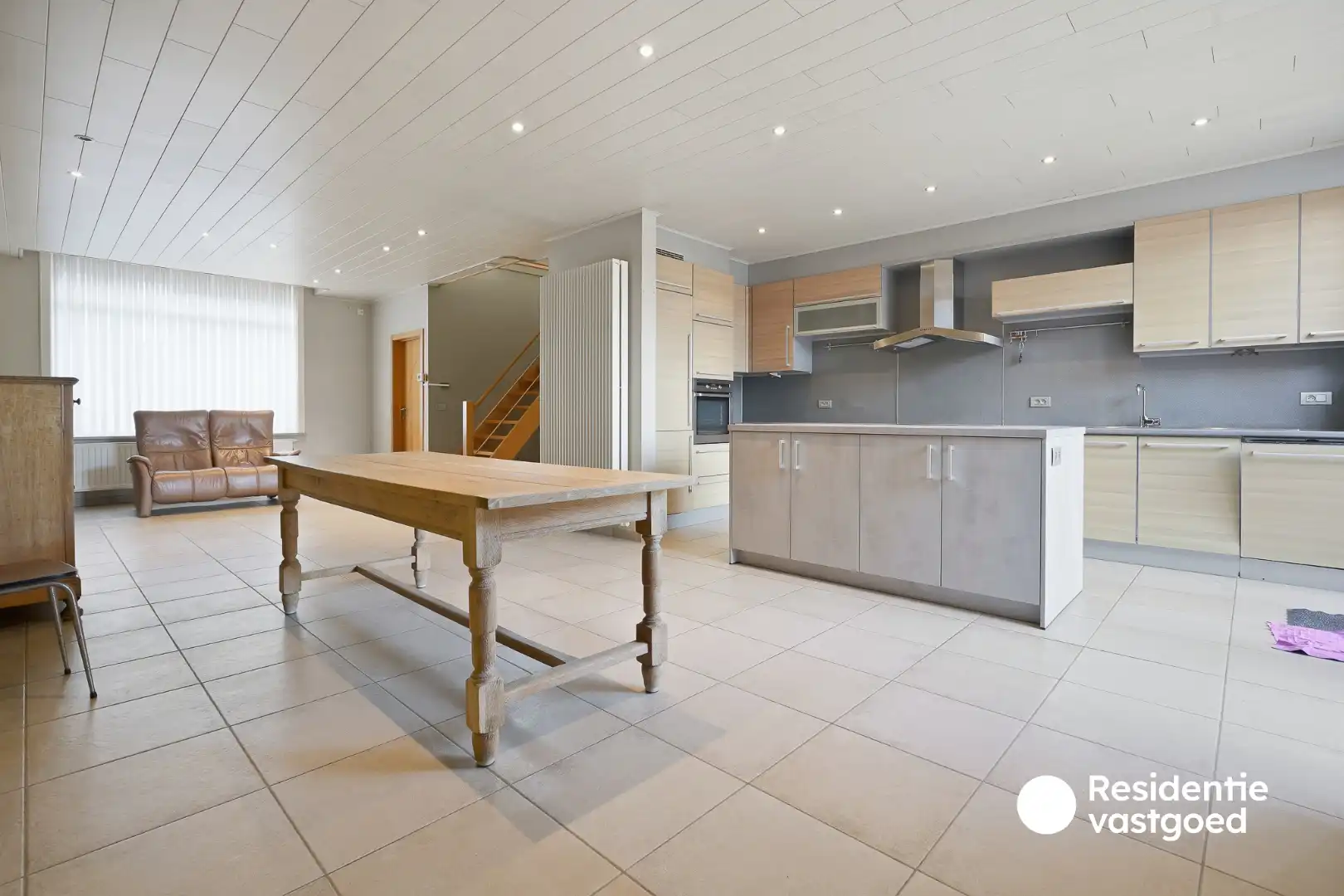 Veelzijdig eigendom met handelsruimte, ruime woning en bouwgrond in centrum Merkem! foto 3