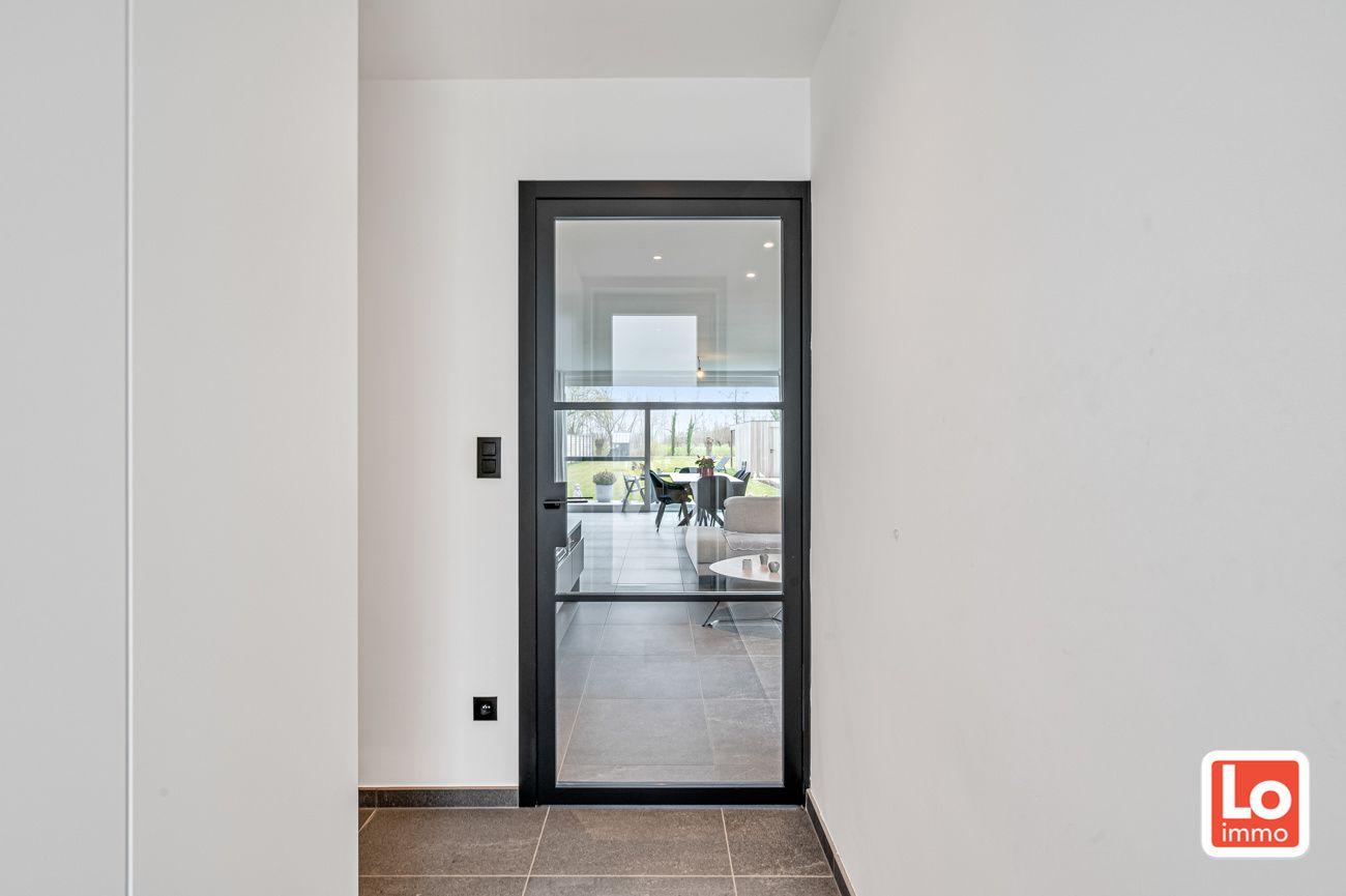 VERKOCHT! Instapklare halfopen nieuwbouw woning met inpandige garage en open zicht op een landelijke locatie in Beervelde! foto 5