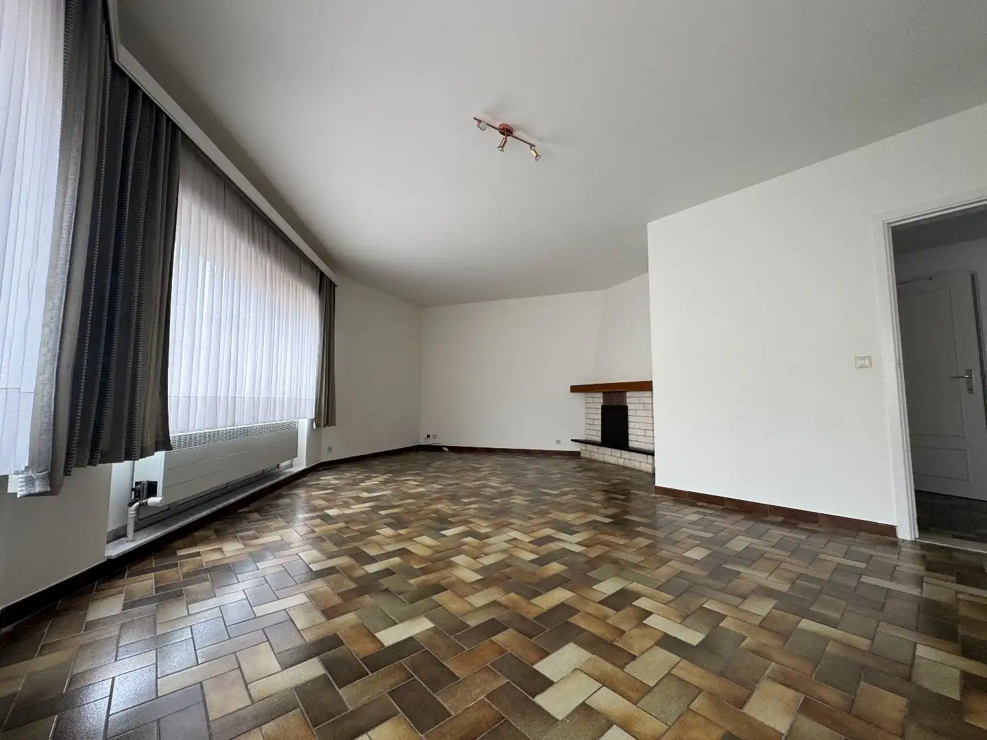 TE HUUR - Gelijkvloers appartement met 1 slpk en terras foto 2