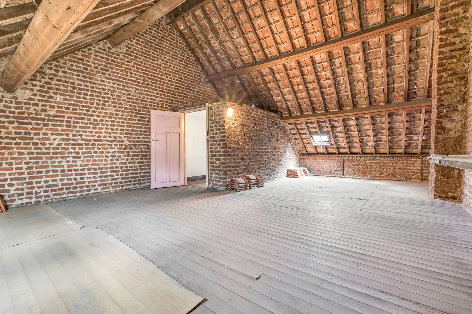 Te renoveren woning met veel mogelijkheden en garage foto 18