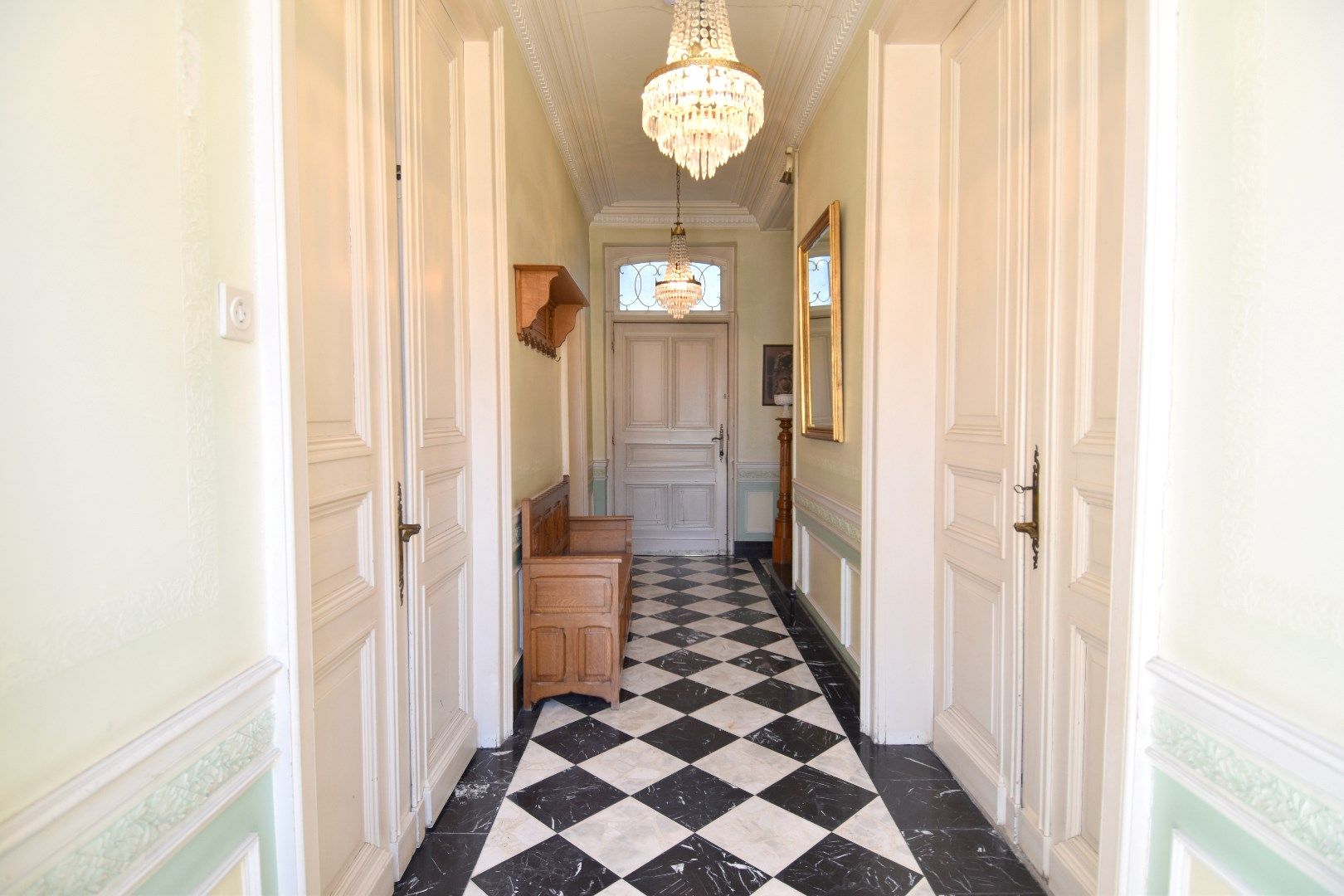 Karaktervolle burgerwoning met 3 slaapkamers, 2 garages en een mooi stukje tuin te koop in Rollegem foto 5