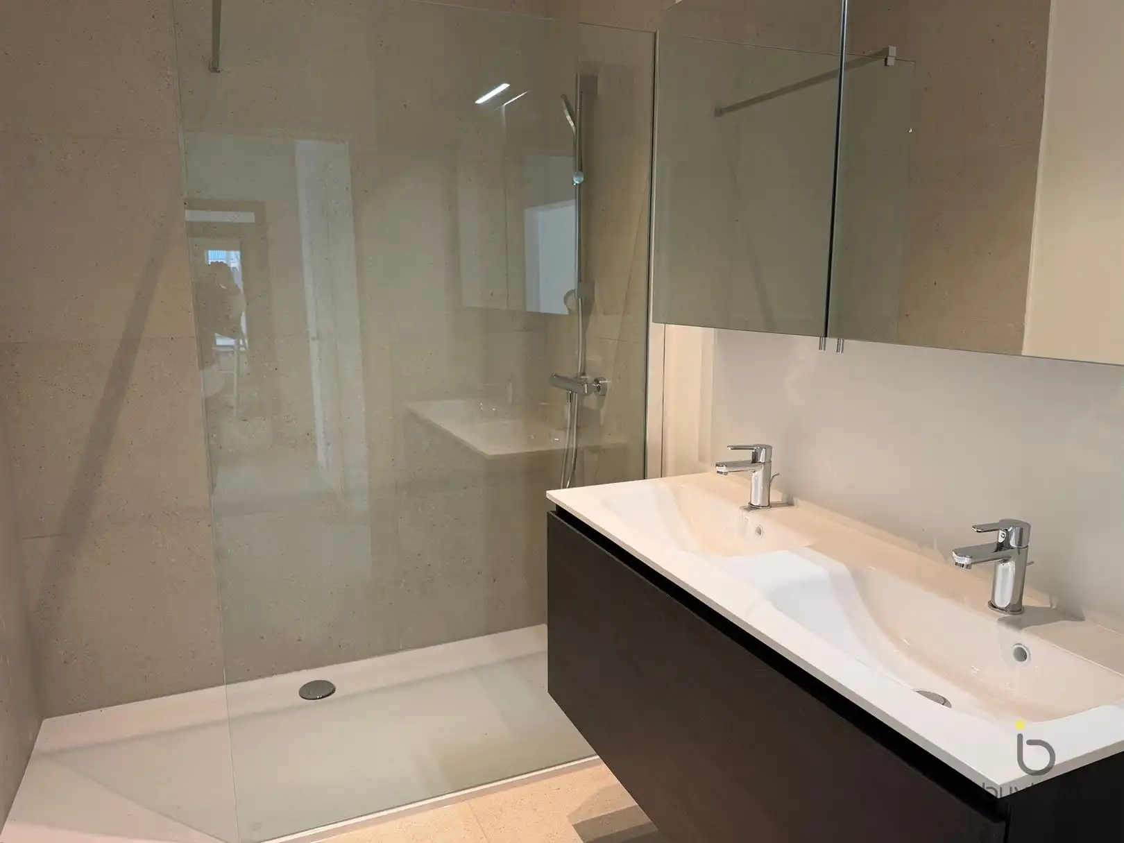 Gerenoveerd gelijkvloers appartement aan de Singel. foto 5