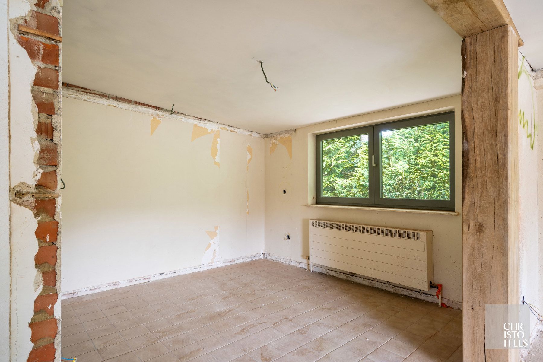 Deels gerenoveerde laagbouwvilla, residentieel gelegen in de bossen op een uitgestrekt perceel van 3.981m² foto 21