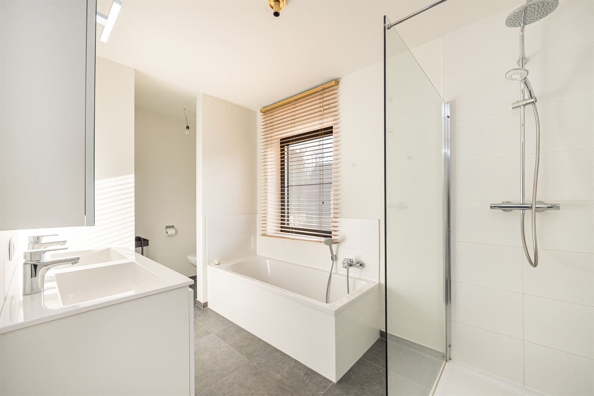 Instapklare woning met 3 slaapkamers en ruime tuin foto 15