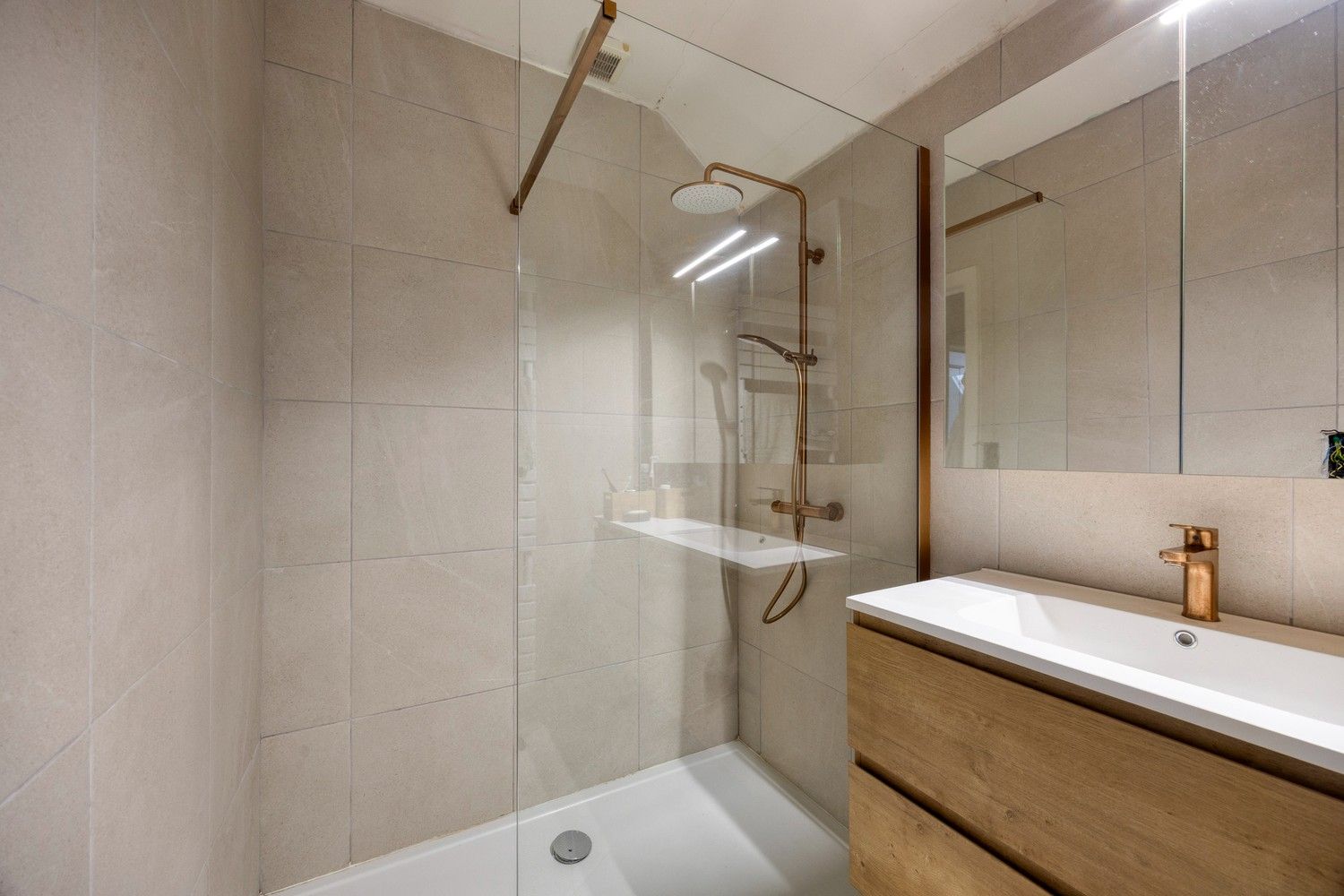 Instapklaar appartement met 2 slaapkamers en garage in het centrum van Lanaken! foto 15