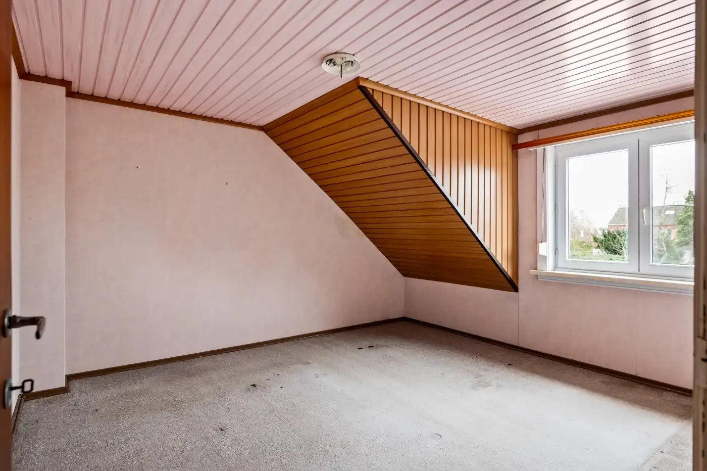 Te renoveren woning met 2 slpk. en tuin foto 15