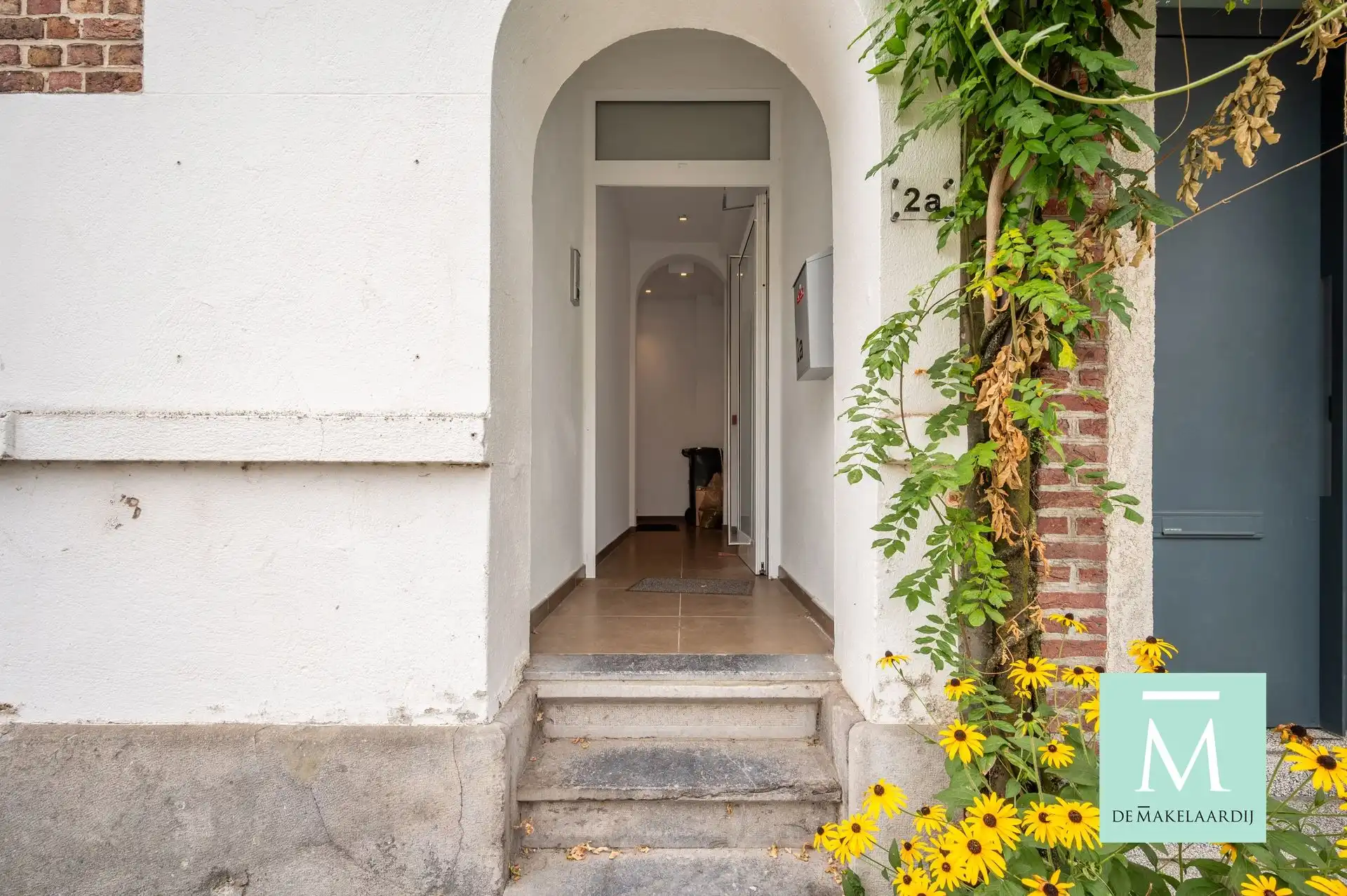 Ruim (110m²) en lichtrijk 2-slaapkamerappartement op strategische ligging! foto 2
