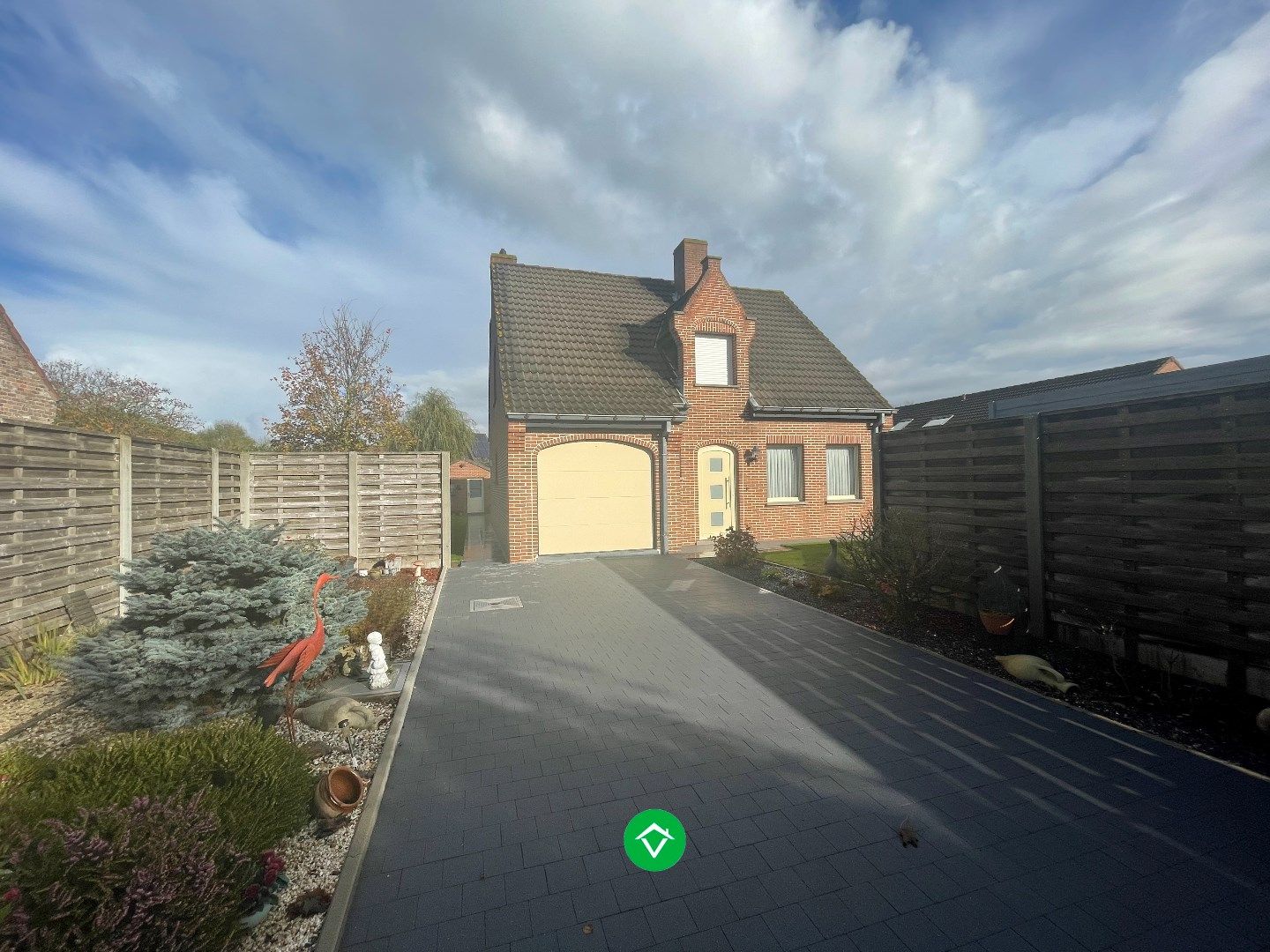 Ruime alleenstaande woning met 3 slaapkamers, tuin en garage te Roeselare foto {{pictureIndex}}