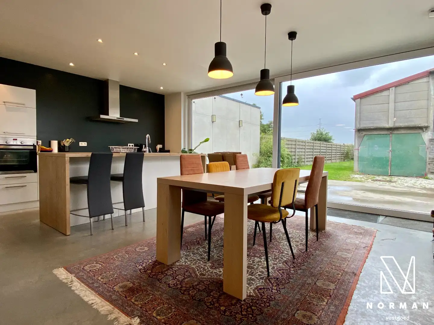 Ruime woning met 3 slaapkamers, knusse stadstuin in centrum Bavikhove foto {{pictureIndex}}