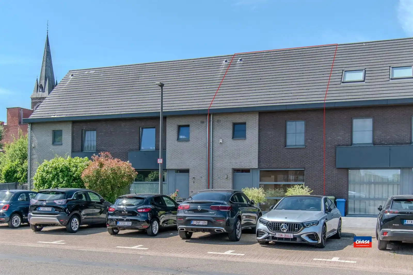 Instapklare woning met 4 slaapkamers, tuin en garagebox foto {{pictureIndex}}
