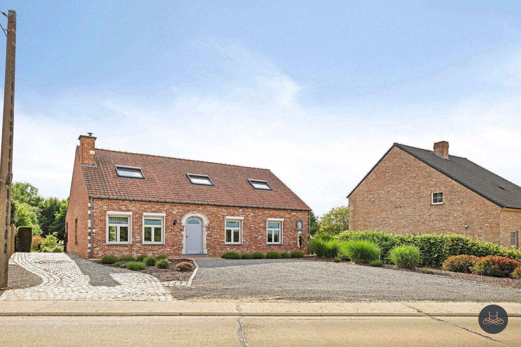 Perfect onderhouden en ruime woning met prachtige ZW tuin foto {{pictureIndex}}