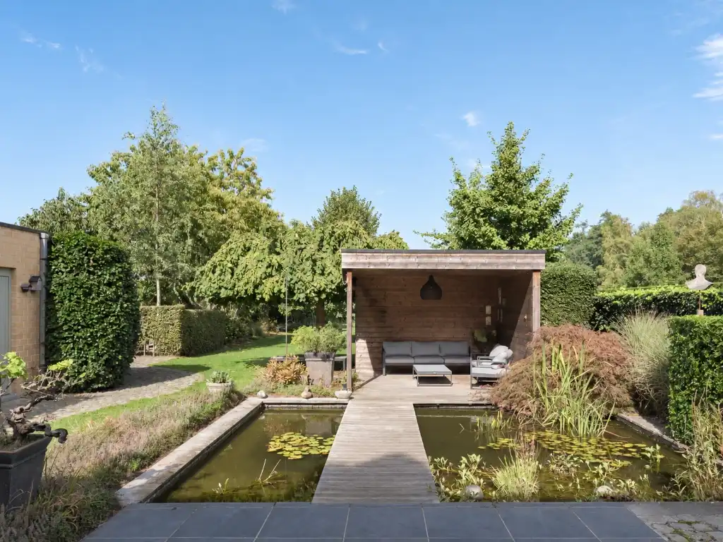 Karaktervolle gezinswoning met 4 slaapkamers, een bijbouw en een volwassen tuin foto 3