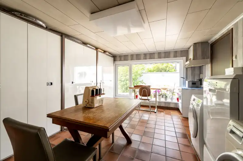 Woning met brede oprit en dubbele garage foto 17