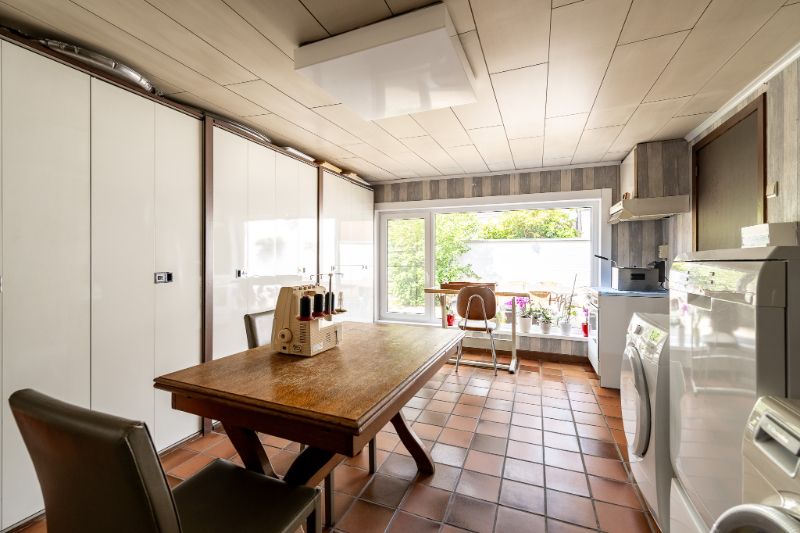 Woning met brede oprit en dubbele garage foto 17