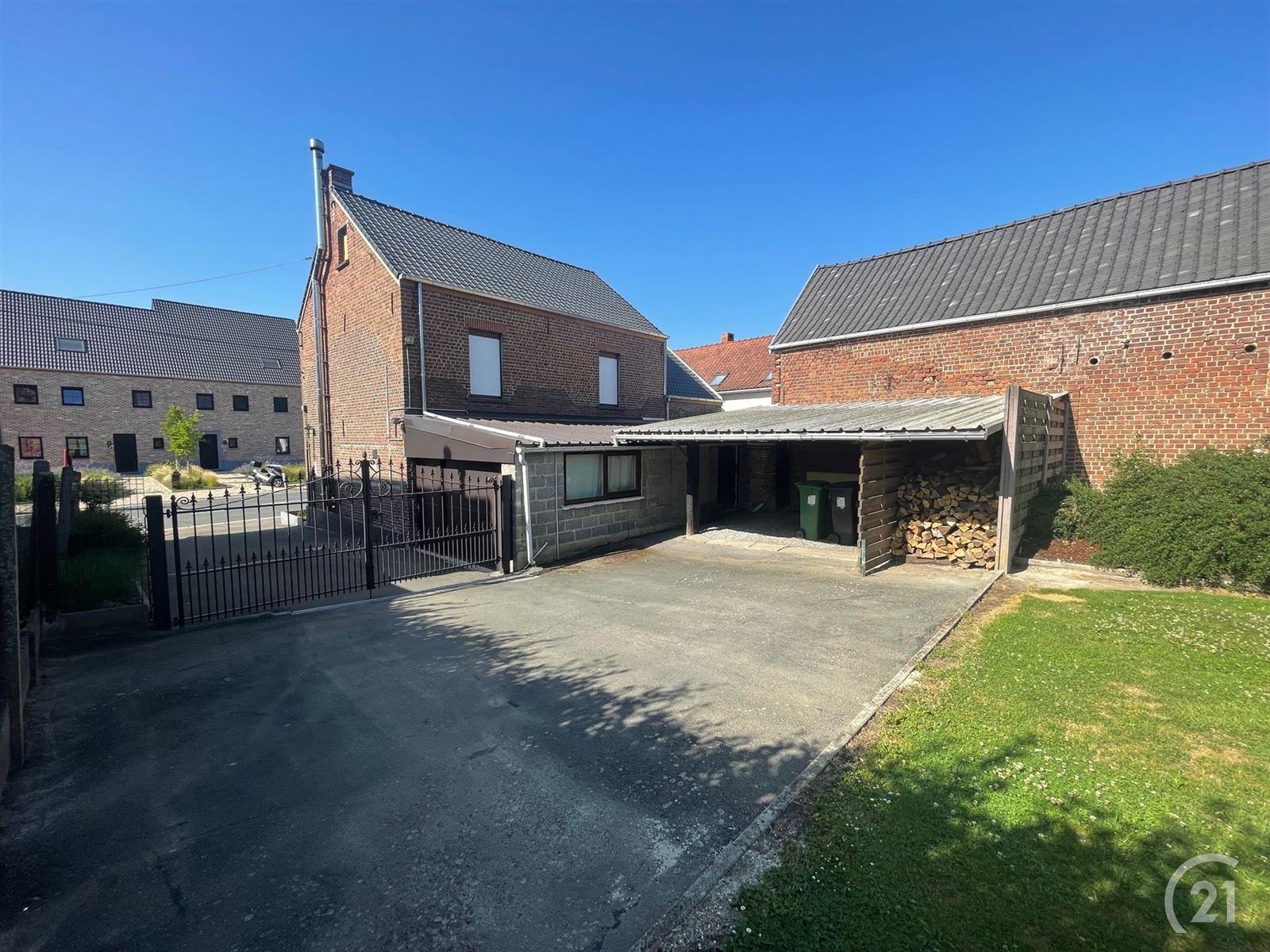 Op te frissen gezinswoning met tuin, garage en schuur op 15 are86 foto 2