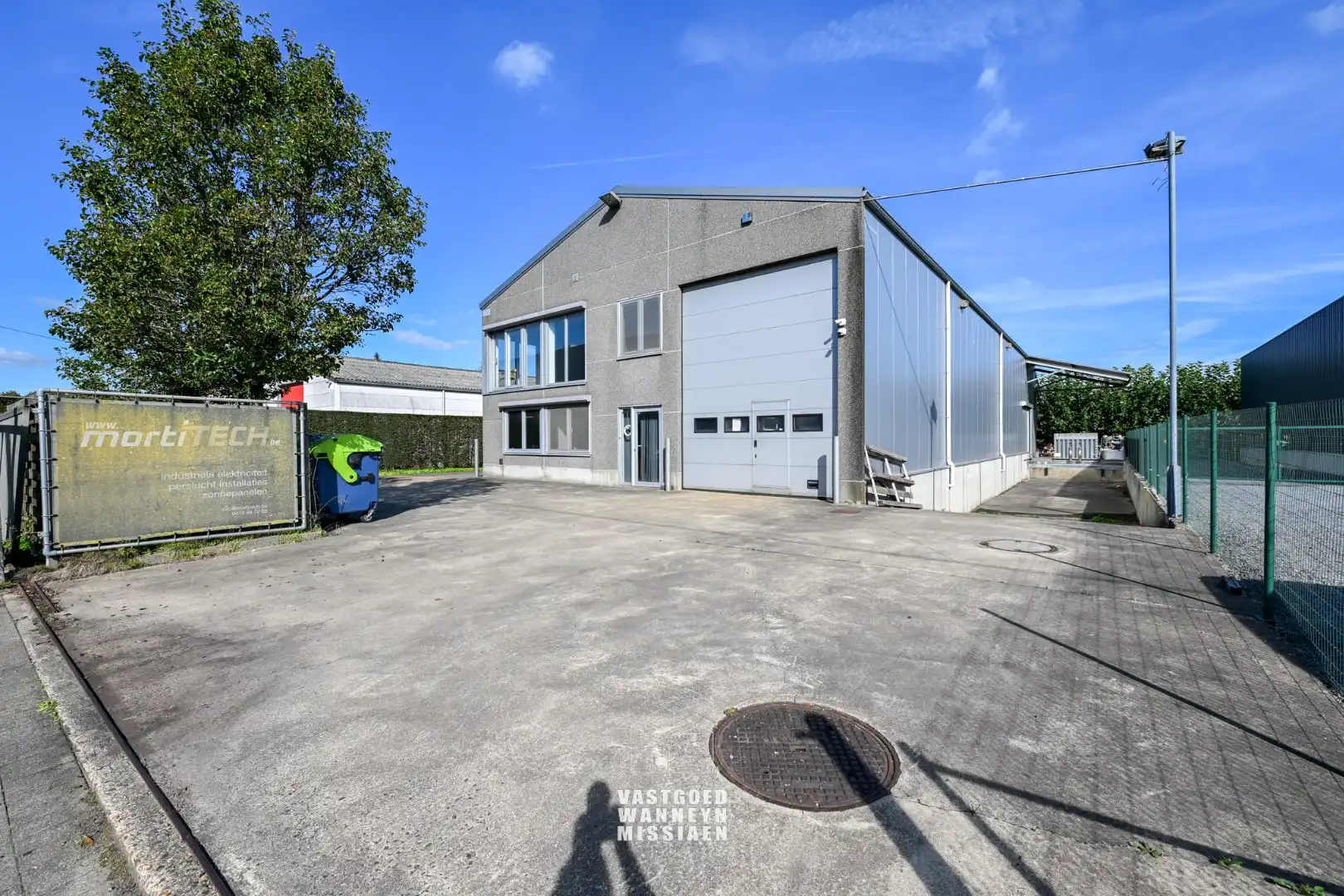 Loods met laadkade, geïntegreerd kantoor en conciërgewoning op 1124 m² foto 28