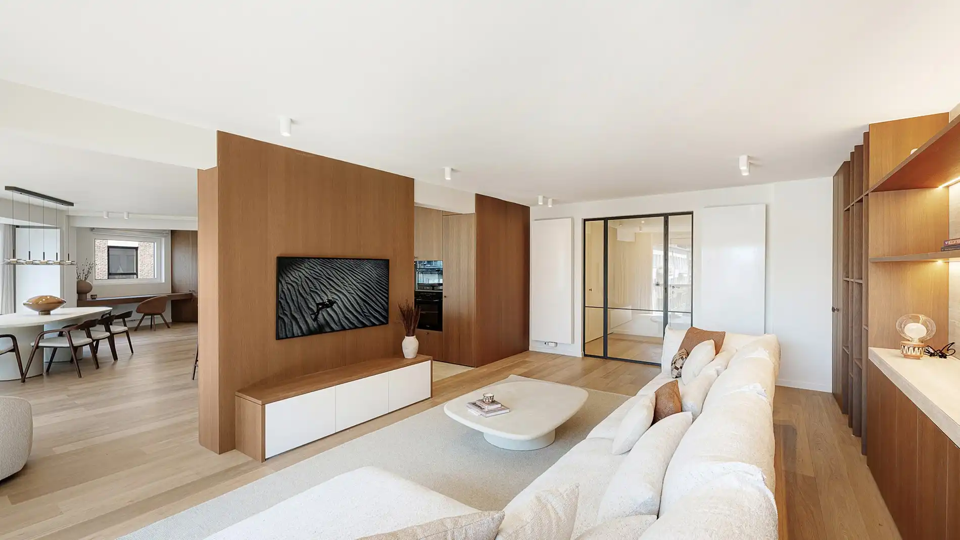 Subliem gerenoveerd, ruim hoekappartement foto 6