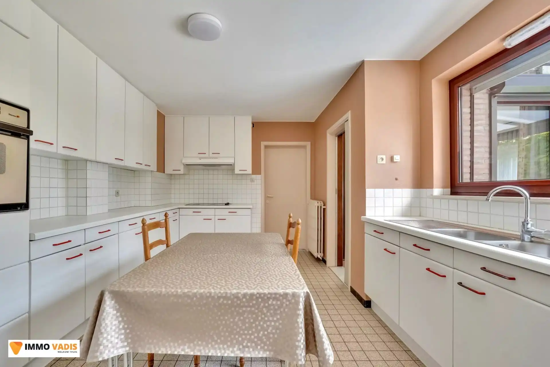 Ruime gezinswoning met 3 slaapkamers, garage en tuin foto 5