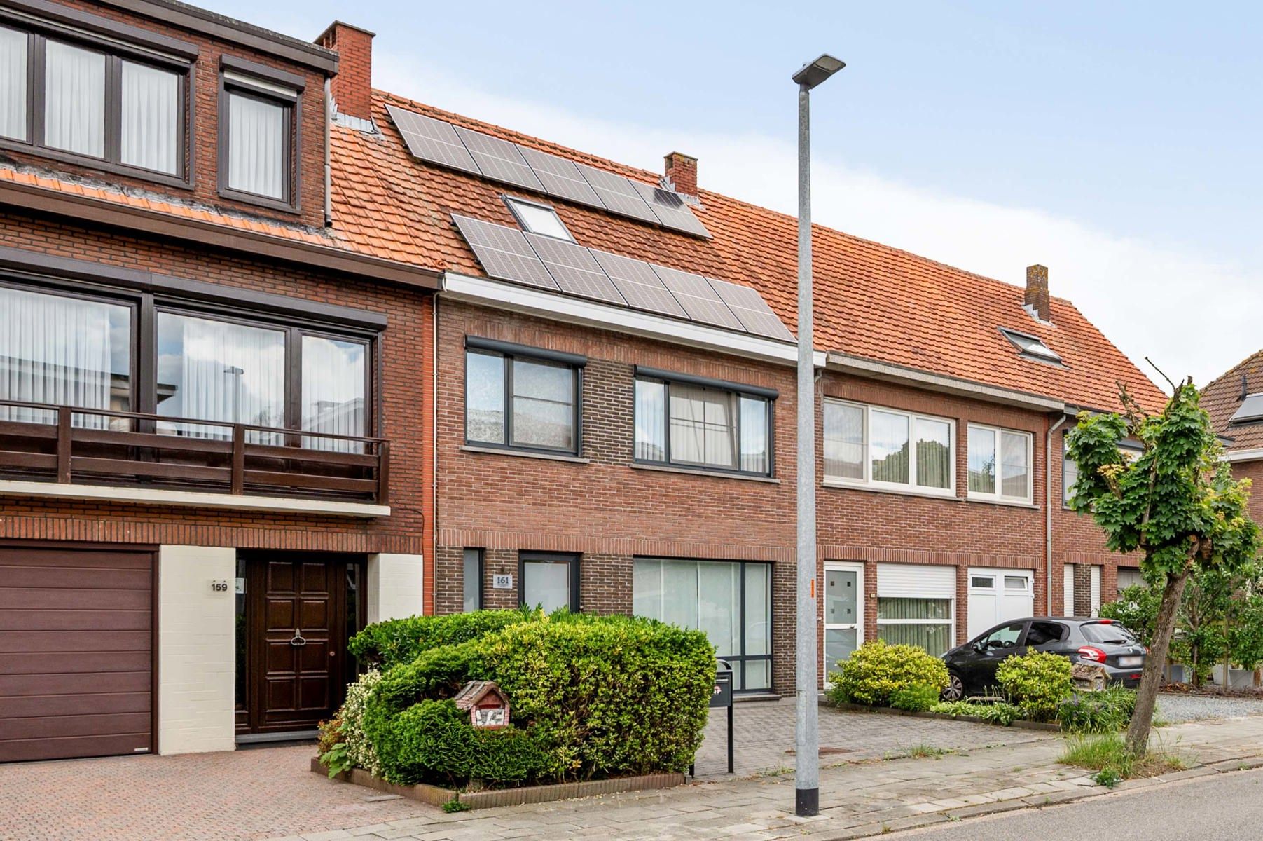 Gelijkvloers wonen met twee achterliggende garageboxen + oprit