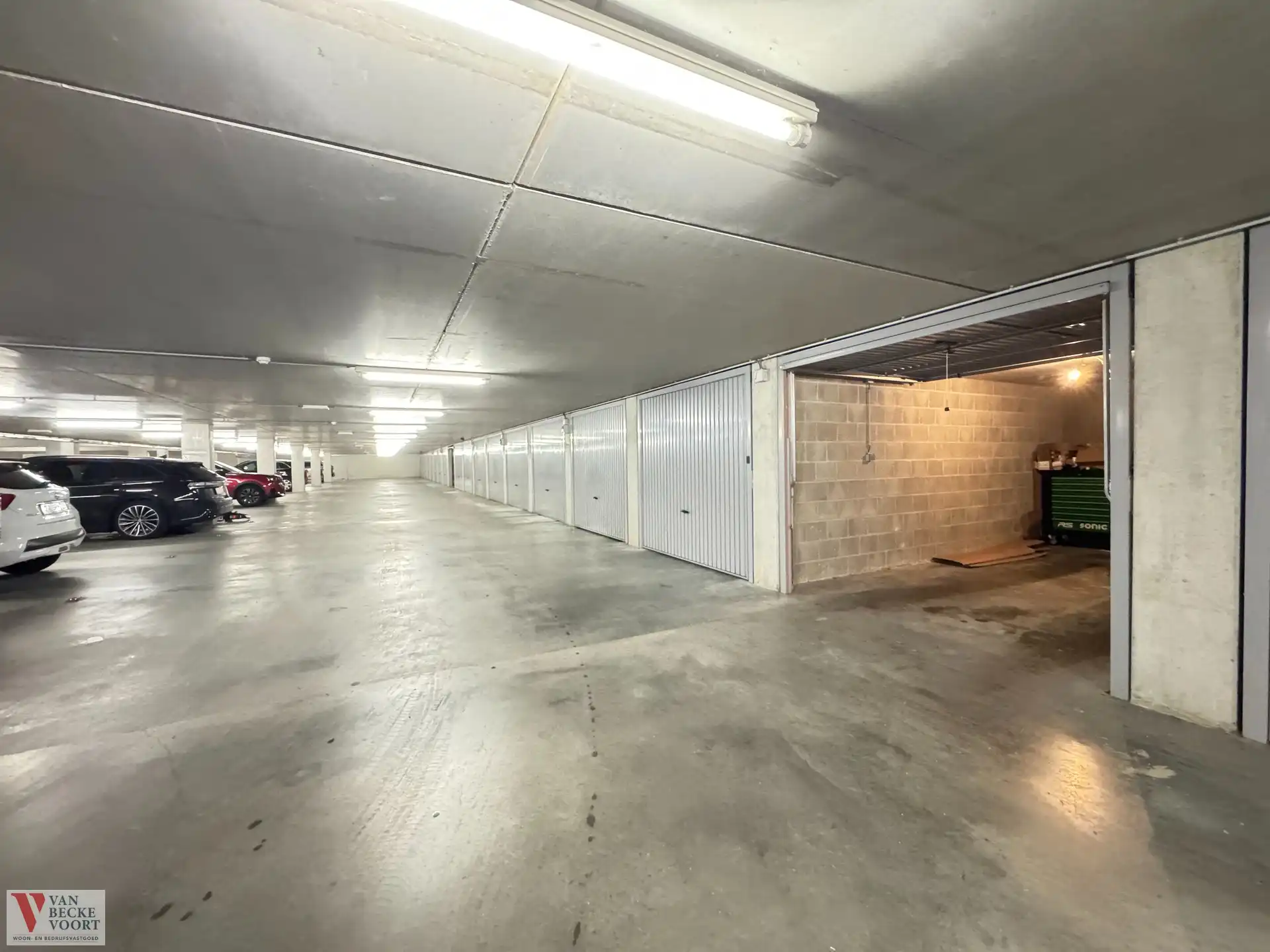 Ondergrondse garagebox in een afgesloten parkeercomplex foto 6