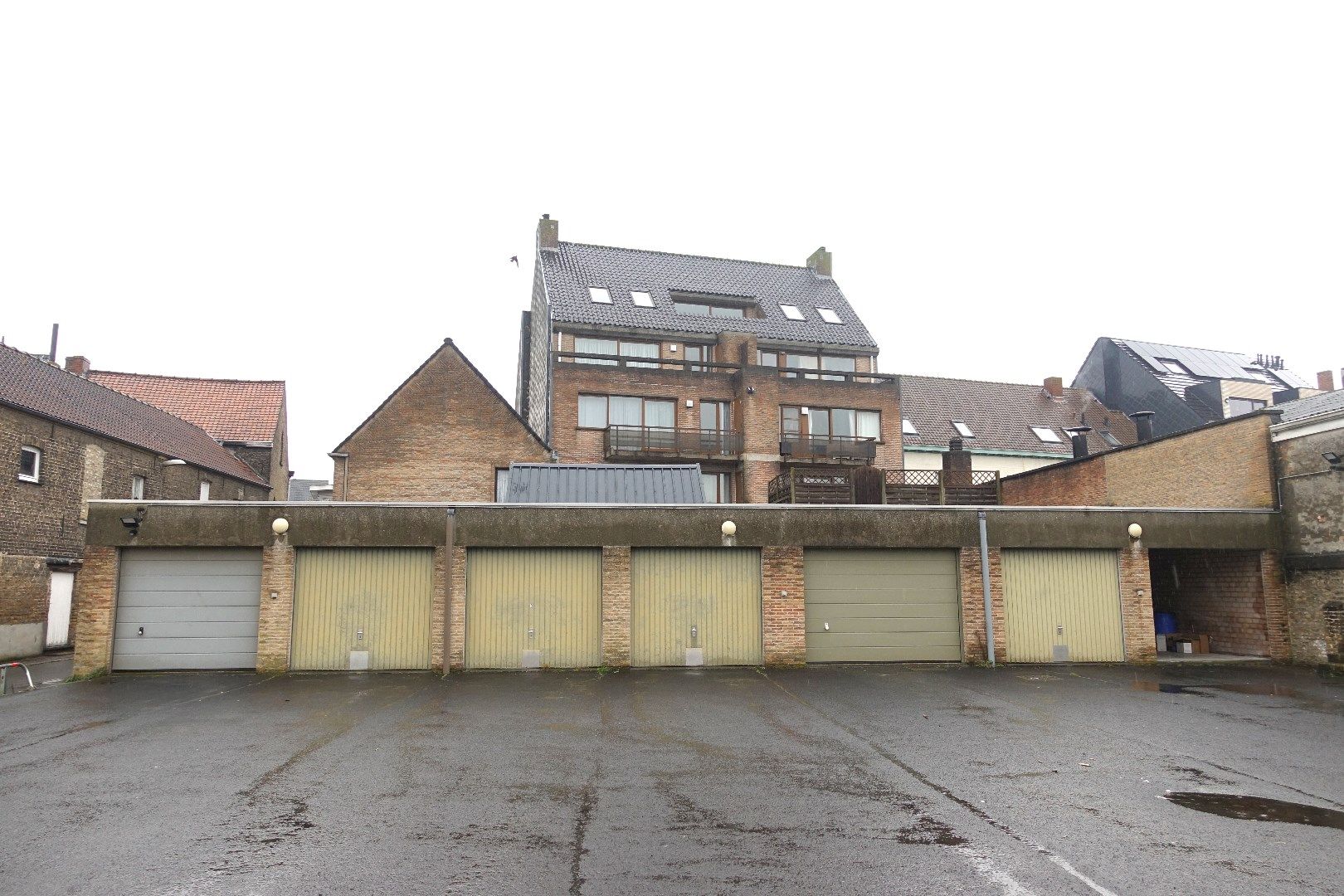 Opbrengsteigendom met 7 appartementen, 2 handelspanden en 7 garageboxen in Gistel foto 28