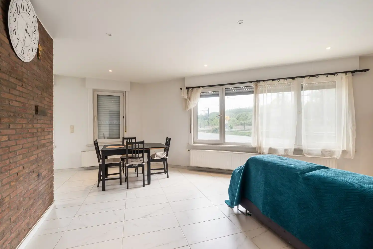 Gerenoveerd gelijkvloersappartement met 2 slaapkamers & garage foto 4