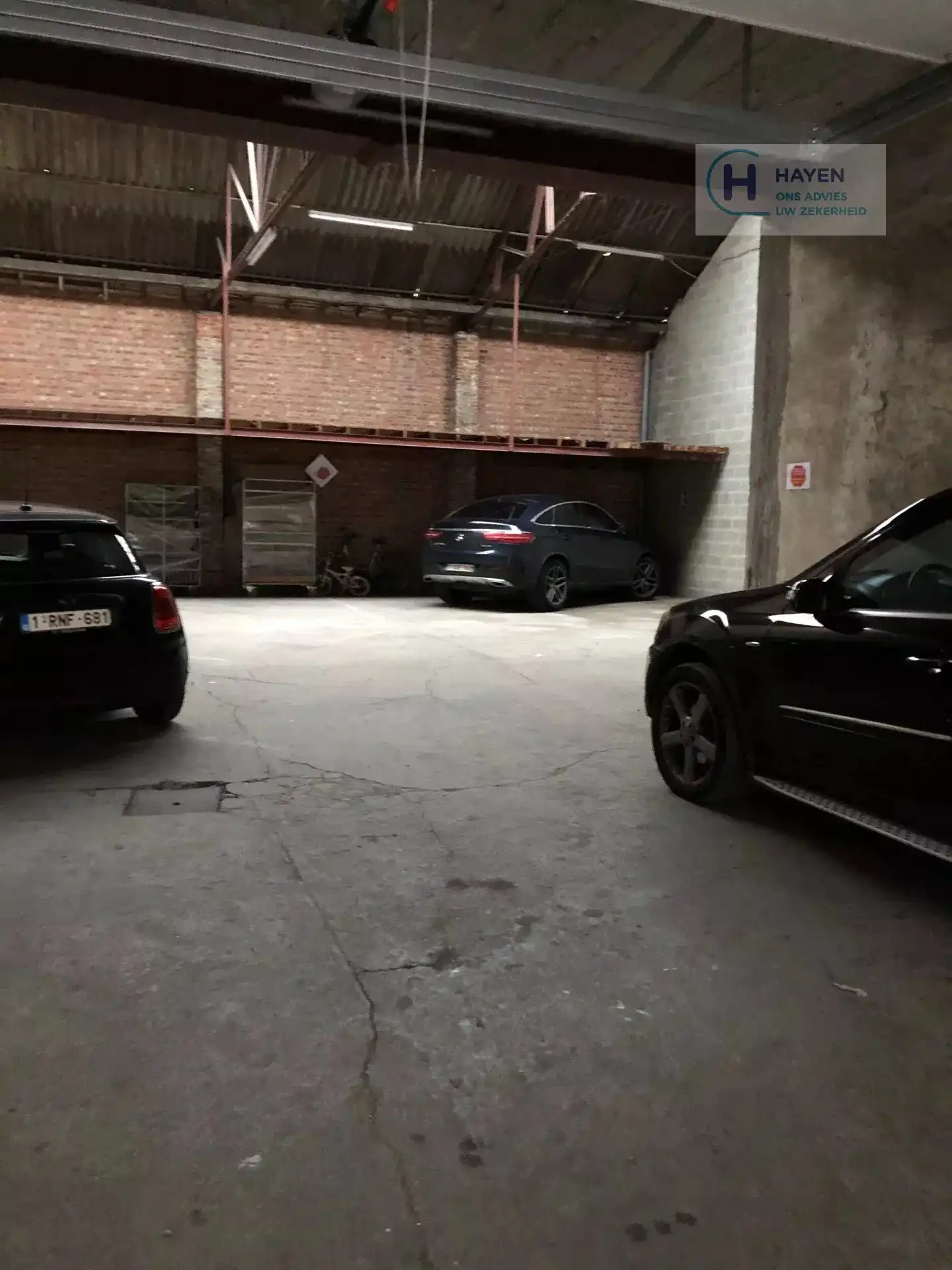 Parkeerplaats in overdekte afgesloten parking foto {{pictureIndex}}