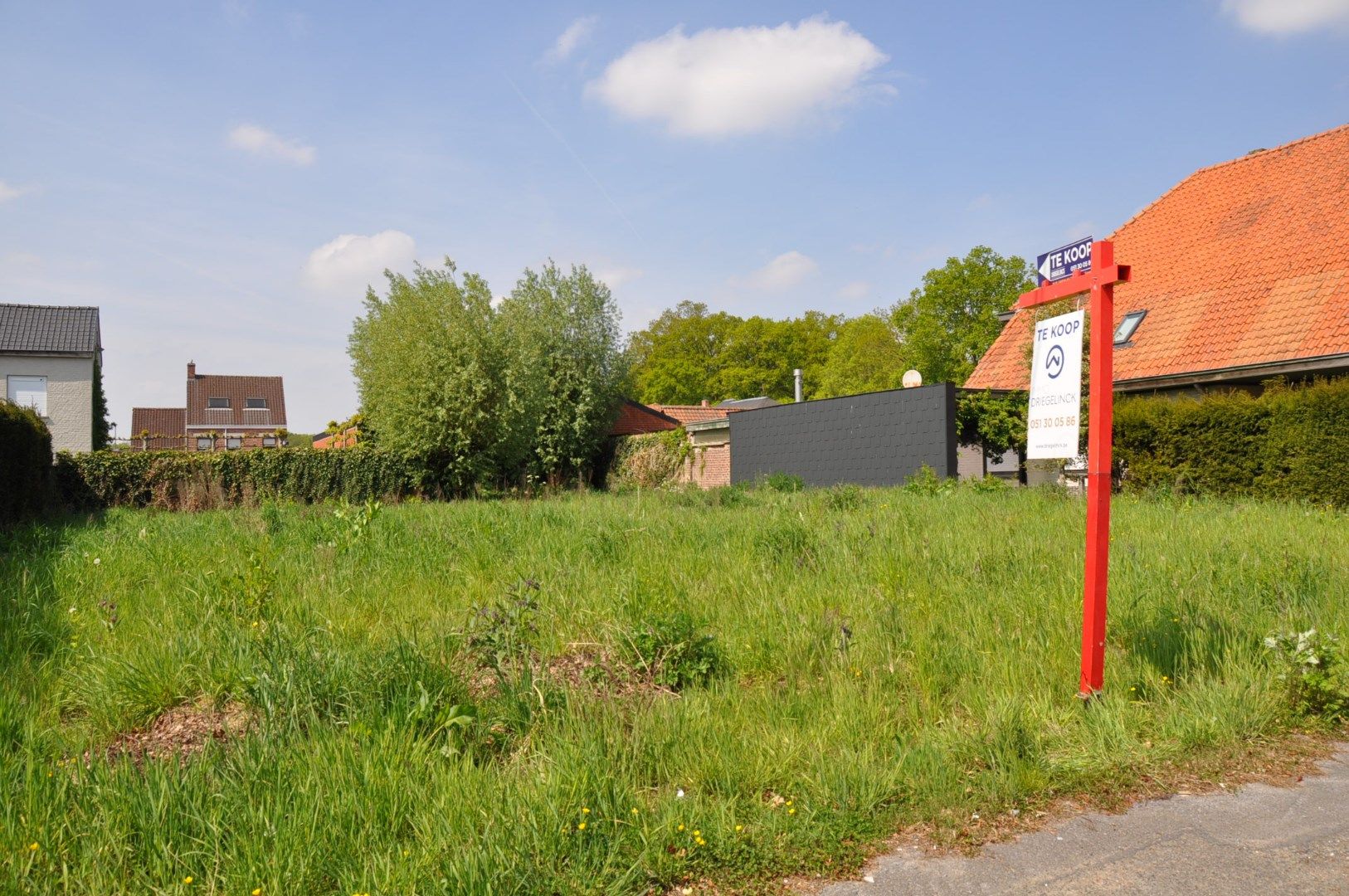 Perceel bouwgrond van 700 m² te koop langs de Bruggesteenweg te Meulebeke - Commerciële ligging. foto {{pictureIndex}}